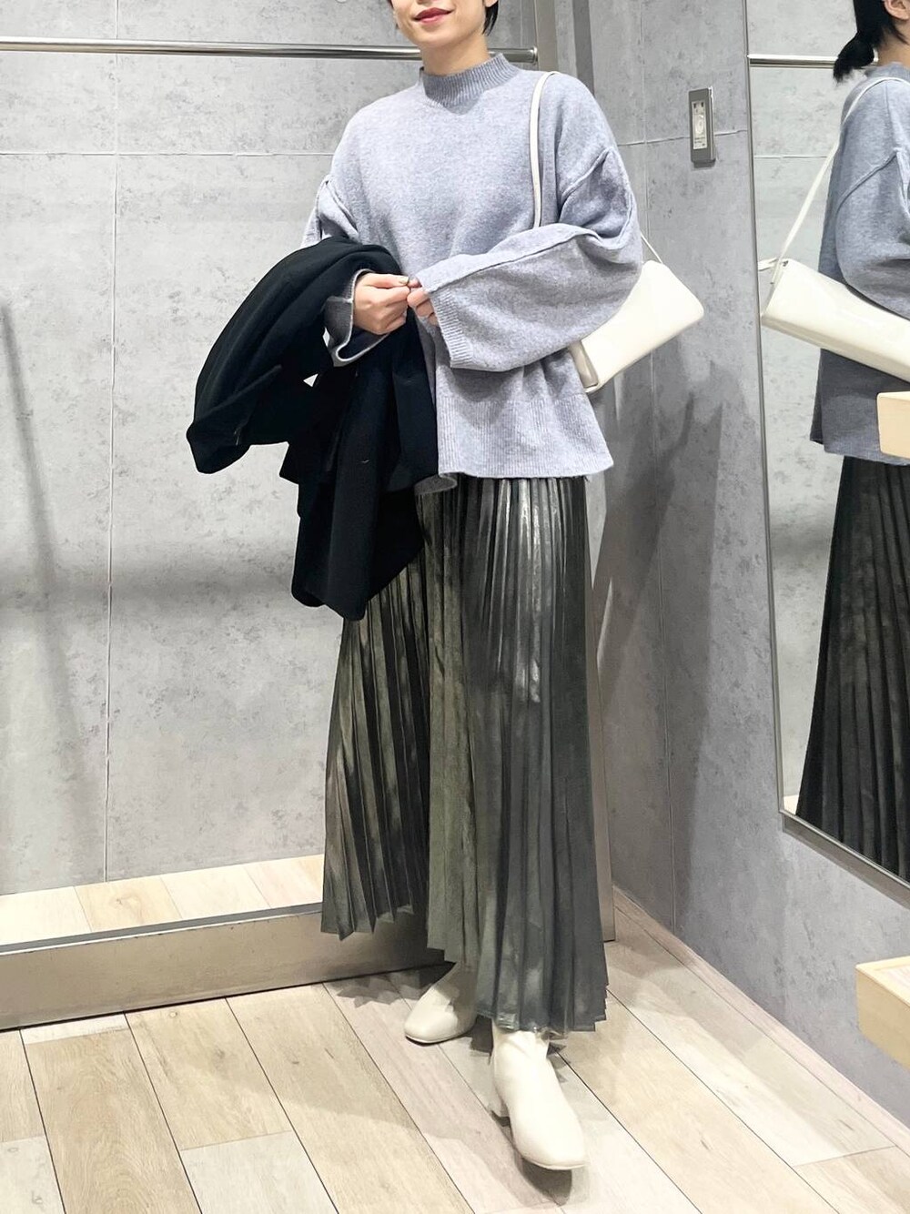 「ニット、セールコーデ、アウター、スカート、ブーツ、カジュアル、モード、ベーシック/シンプル、デート/ロマンティック、楽ちんコーデ、女子会、きれいめカジュアル_LEPSIM、LEPSIM、おでかけ、シンプルコーデ」｜「LEPSIMのストレッチローヒールブーツ　147085（ブーツ、ホワイト系）」を使った、エムアイさん（レディース・162cm）の冬コーディネートの1枚目の写真