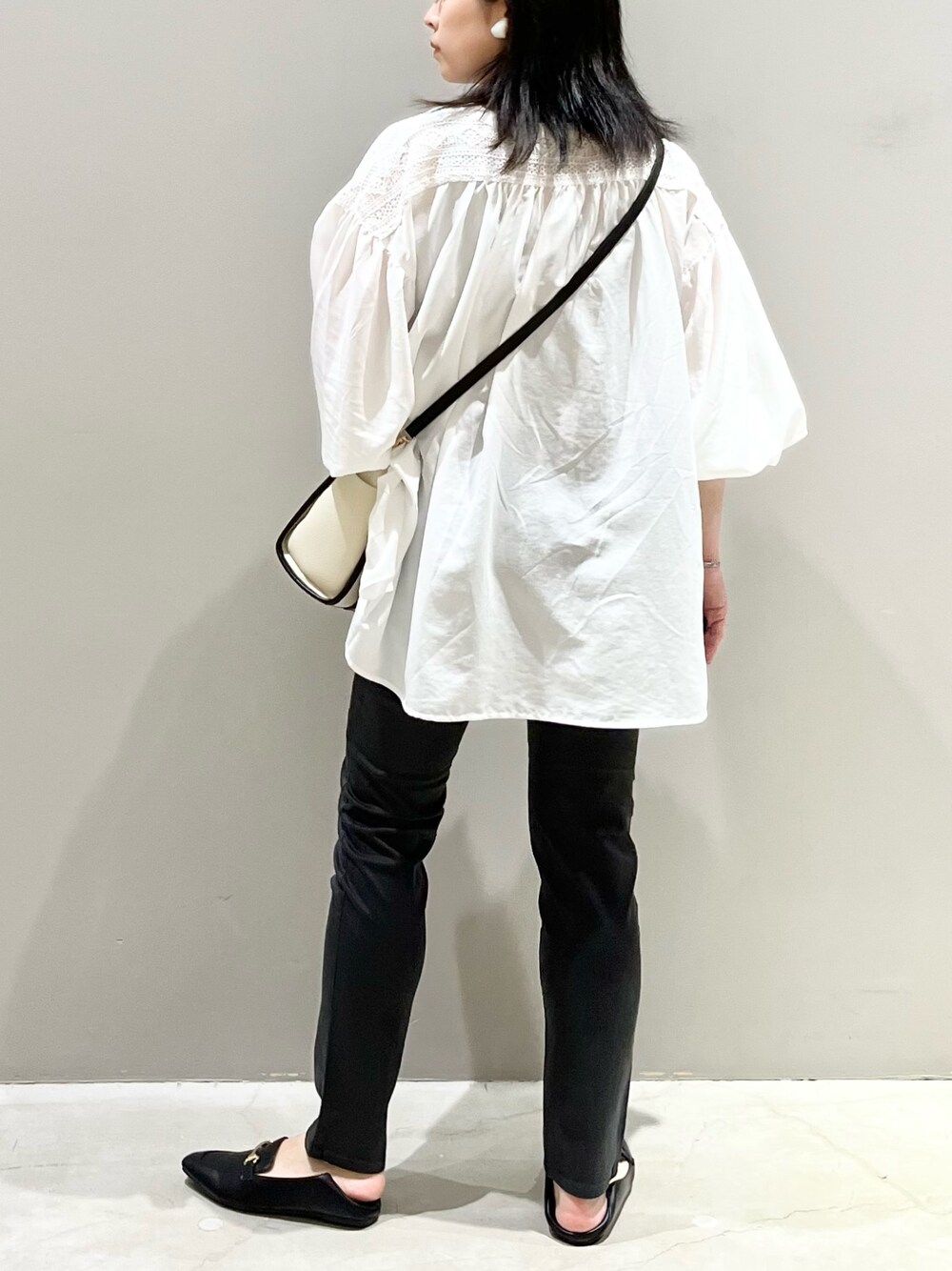 「LEPSIM、レプシィム(LEPSIM)、ブラウス、ボリューム袖、レース、レーストップス、スリムパンツ、スキニー、スキニーパンツ、ローファー、モノトーン、バイカラー、シンプルコーデ、きれいめカジュアル、秋コーデ」｜「LEPSIMのシアワセ２ＷＡＹローファー　295883（ローファー、ブラック系）」を使った、エムアイさん（レディース・162cm）の夏コーディネートの2枚目の写真