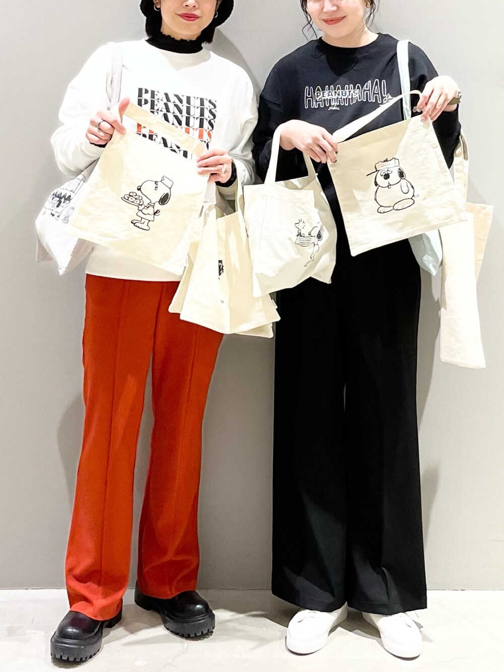 ブラック系のブーツ、ホワイト系のスニーカー、オレンジ系のその他パンツを着用したレディースの冬コーディネートの1枚目の写真