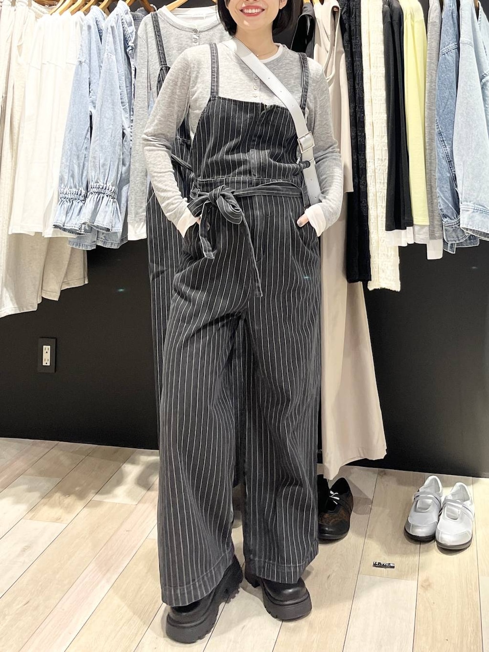 ブラック系のブーツ、グレー系のTシャツ/カットソー、ブラック系のサロペット/オーバーオールを着用したレディースの冬コーディネートの1枚目の写真