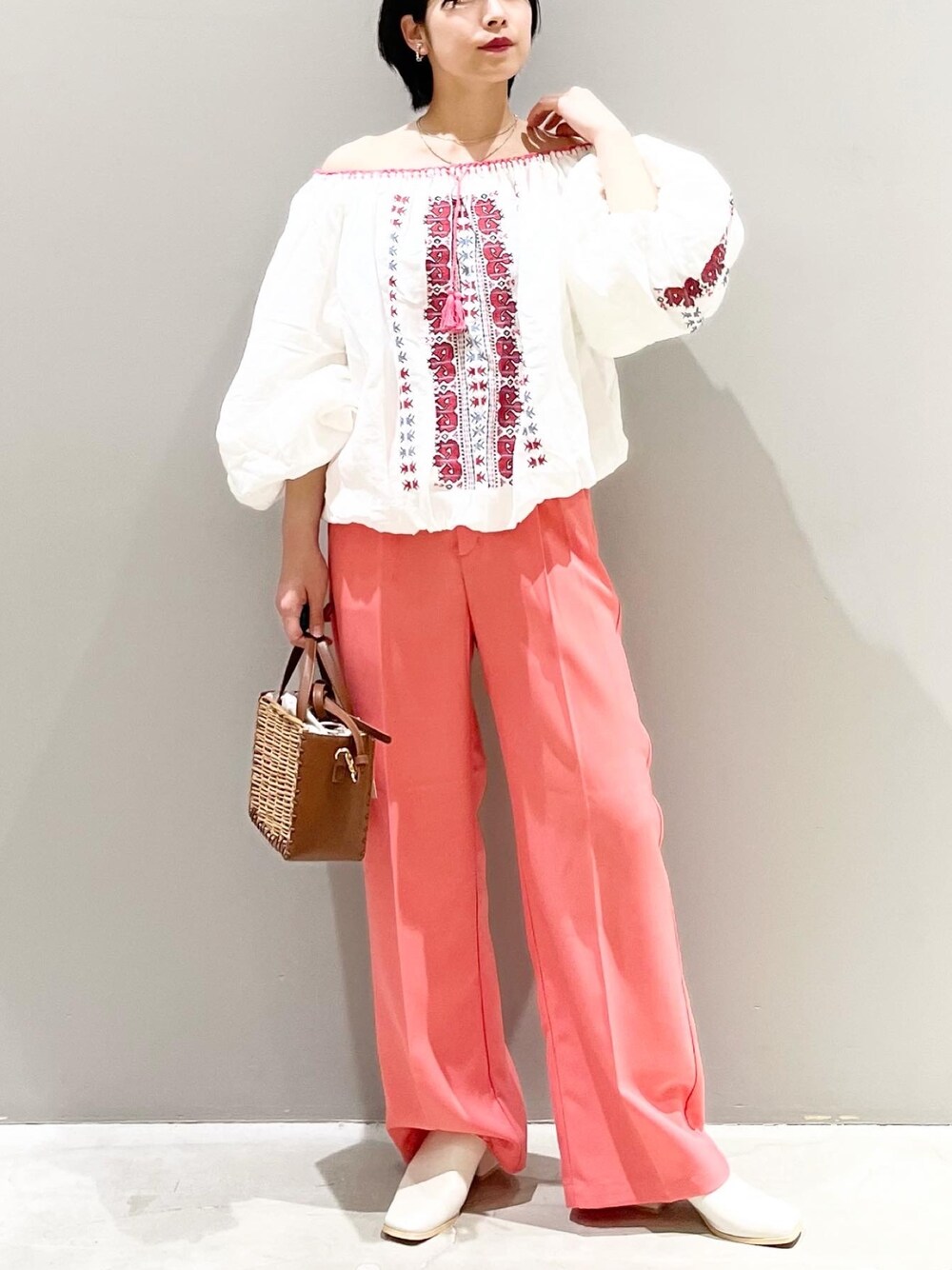 ホワイト系のシャツ/ブラウス、ピンク系のデニムパンツ、ブラウン系のショルダーバッグを着用したレディースの春コーディネートの1枚目の写真