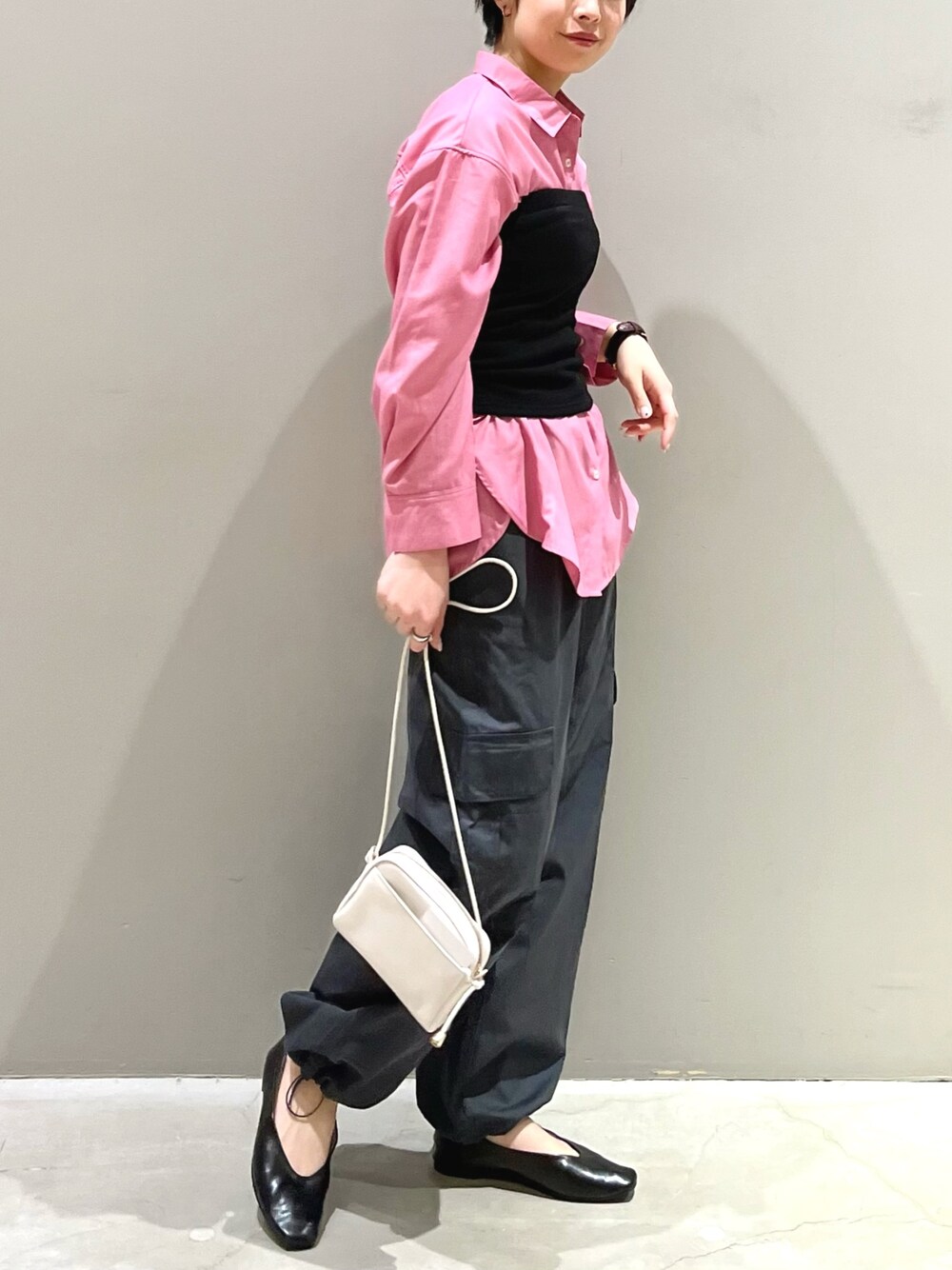 グレー系のその他パンツ、ブラック系のバッグ、ブラック系のパンプスを着用したレディースの春コーディネートの1枚目の写真