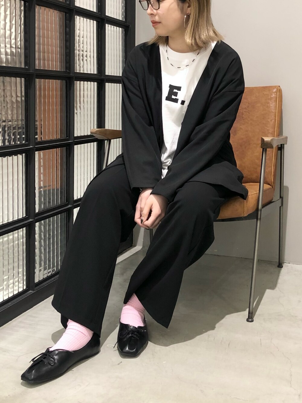「LEPSIM、レプシィム(LEPSIM)、セットアップ、ジャケット、ジャケットスタイル、Tシャツ、ロゴT、プリントT、ワイドパンツ、パンプス、レースアップシューズ、メガネ女子、春コーデ、春アウター、シンプルコーデ」｜「LEPSIMの美脚ダブルポイントワイドパンツ　260327（スラックス、ブラック系）」を使った、エムアイさん（レディース・162cm）の春コーディネートの1枚目の写真