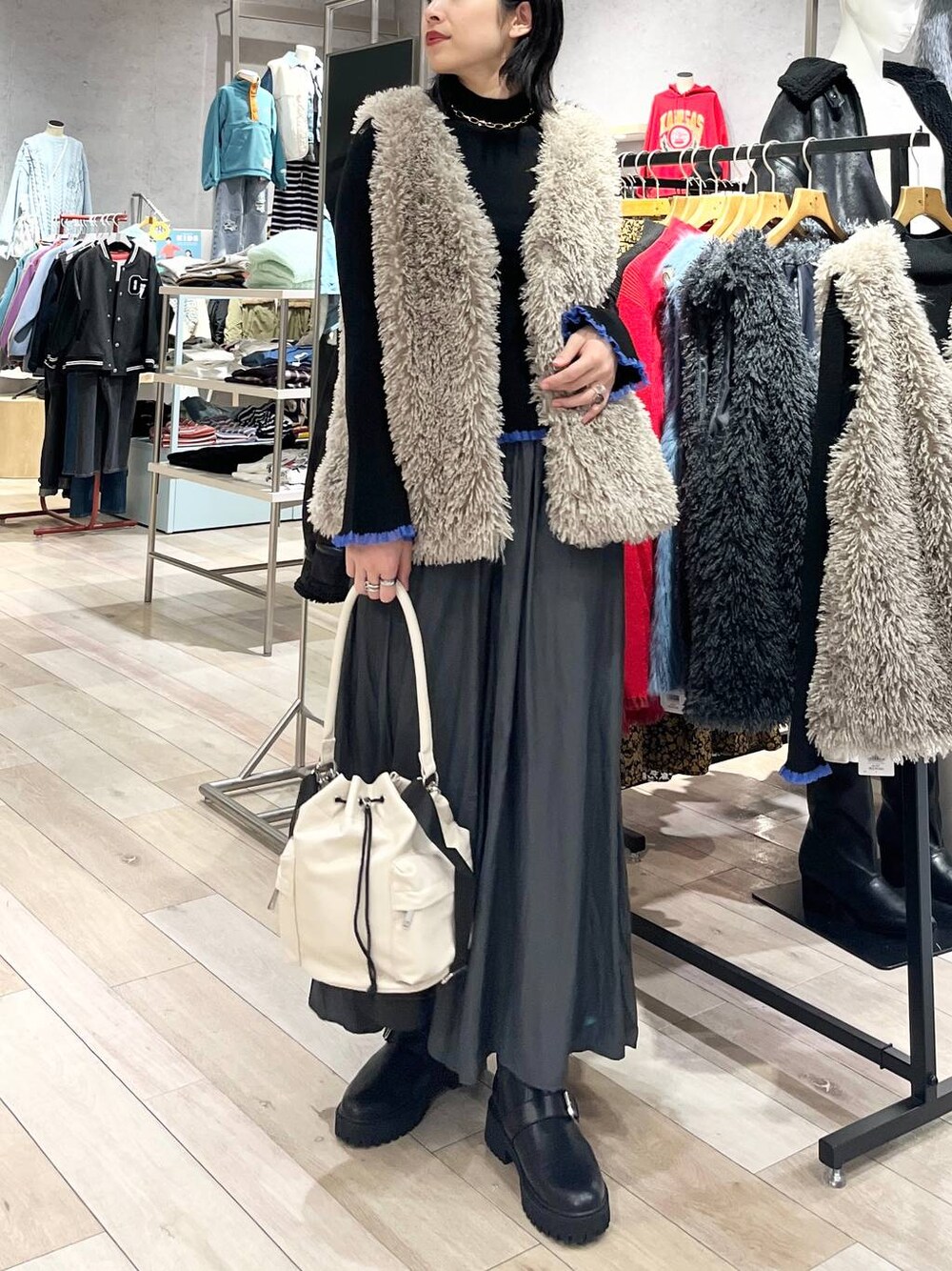 ホワイト系のショルダーバッグ、グレー系のその他パンツ、ブラック系のブーツを着用したレディースの秋コーディネートの1枚目の写真