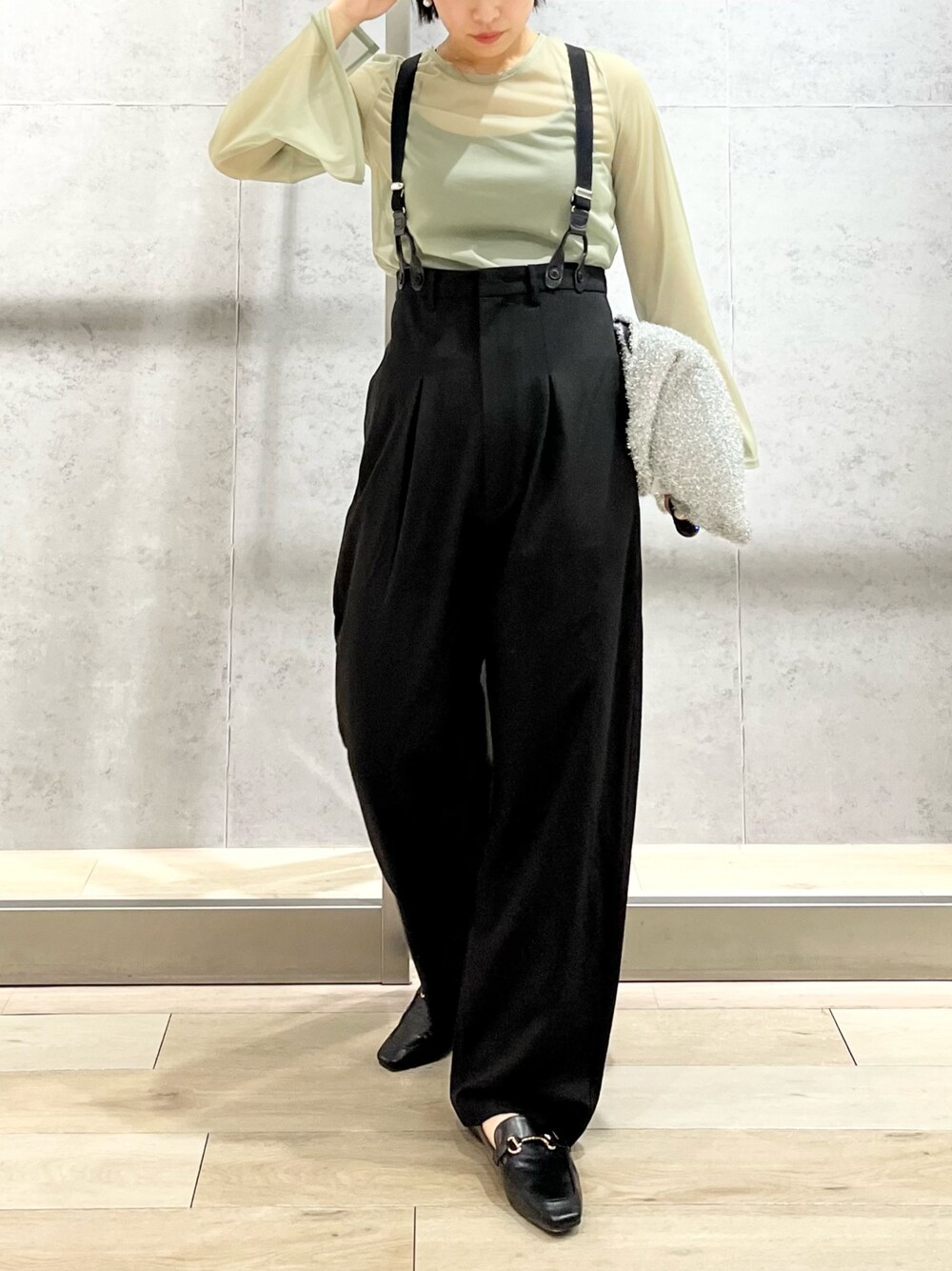 「LEPSIM、秋服まるっと大公開、レプシィム(LEPSIM)、きれいめカジュアル、サスペンダー、タックパンツ、シアートップス、ローファー、秋コーデ、お出かけコーデ、シンプルコーデ、休日スタイル、大人カジュアル、ラメ、ニットバッグ」｜「LEPSIMのサスペンダーパンツ（パンツ、ブラック系）」を使った、エムアイさん（レディース・162cm）の秋コーディネートの1枚目の写真