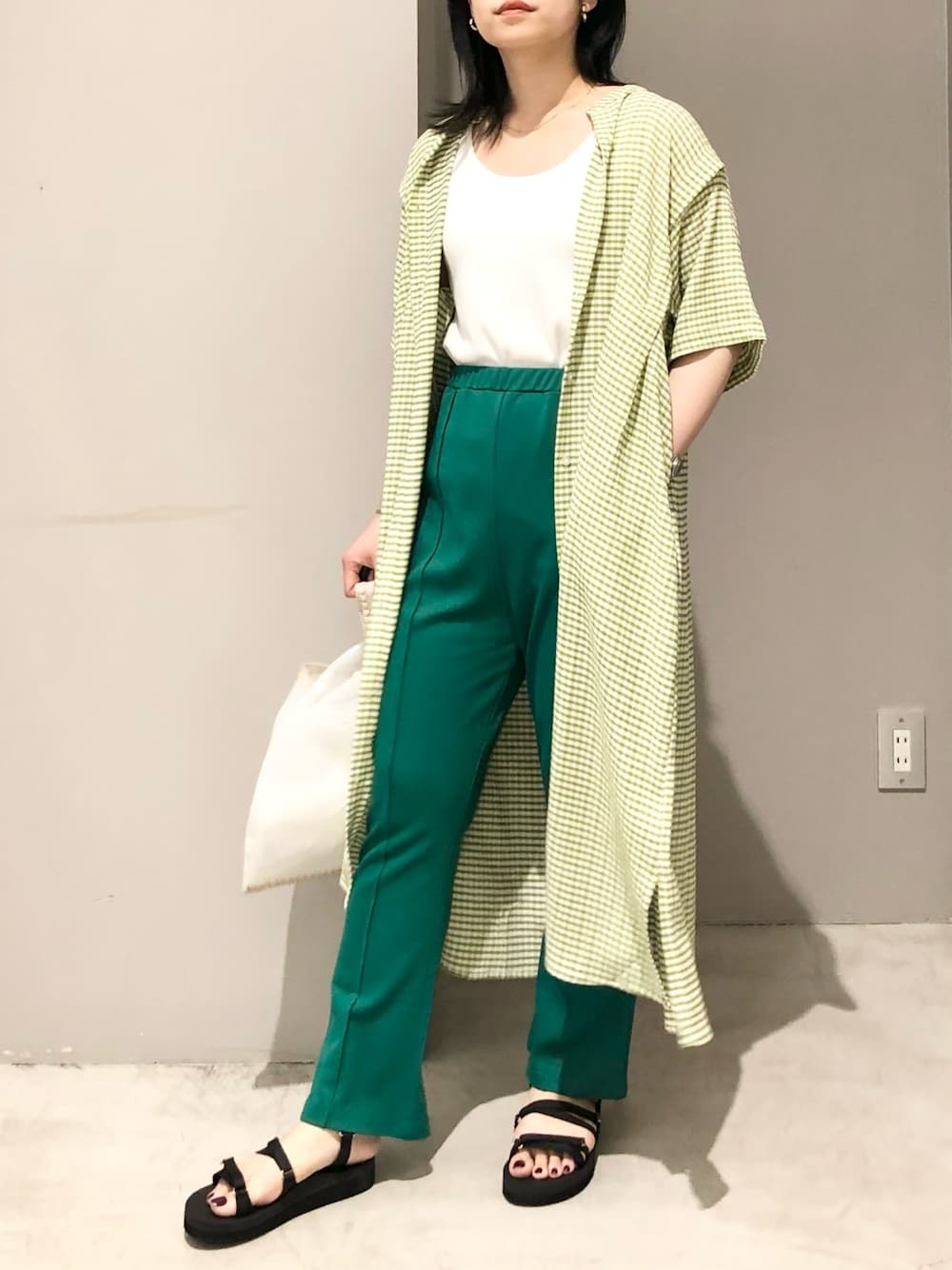 「LEPSIM、レプシィム(LEPSIM)、ワンピース、ロングワンピース、ギンガムチェック、ギンガムチェックワンピース、カラーパンツ、フレアパンツ、グリーン、カラー×コーデ、スポーツサンダル、厚底サンダル、クリアバッグ、夏コーデ、マタニティ」｜「LEPSIMのマタニティ／バックスリットカットパンツ　298521（マタニティウェア/グッズ、グリーン系）」を使った、エムアイさん（レディース・162cm）の夏コーディネートの1枚目の写真