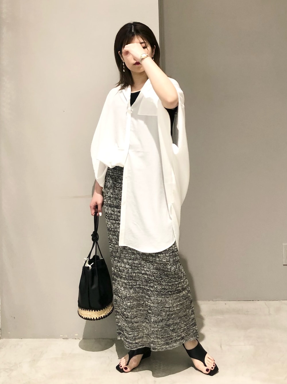 ホワイト系のシャツ/ブラウス、ブラック系のワンピース、ブラック系のかごバッグを着用したレディースの春コーディネートの1枚目の写真