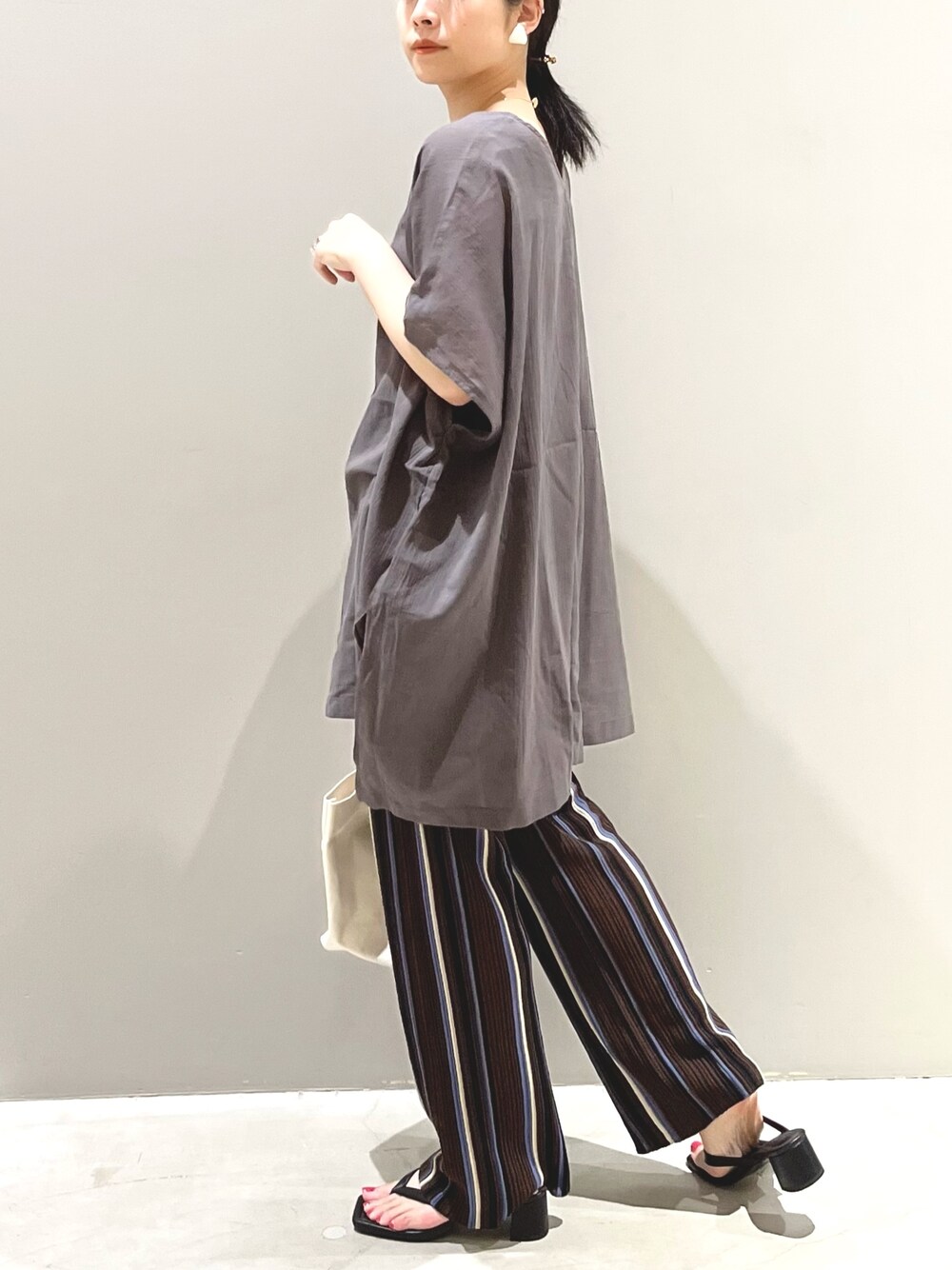 「LEPSIM、レプシィム(LEPSIM)、シアー、シアートップス、ポンチョ、グレー、ニットパンツ、ストライプ、トングサンダル、トートバッグ、秋服準備はじめました、大人カジュアル、シンプルコーデ、プチプラ、ラクチンコーデ」｜「LEPSIMの12ゲージマルチストライプパンツ　270739（その他パンツ、ブラウン系）」を使った、エムアイさん（レディース・162cm）の秋コーディネートの1枚目の写真
