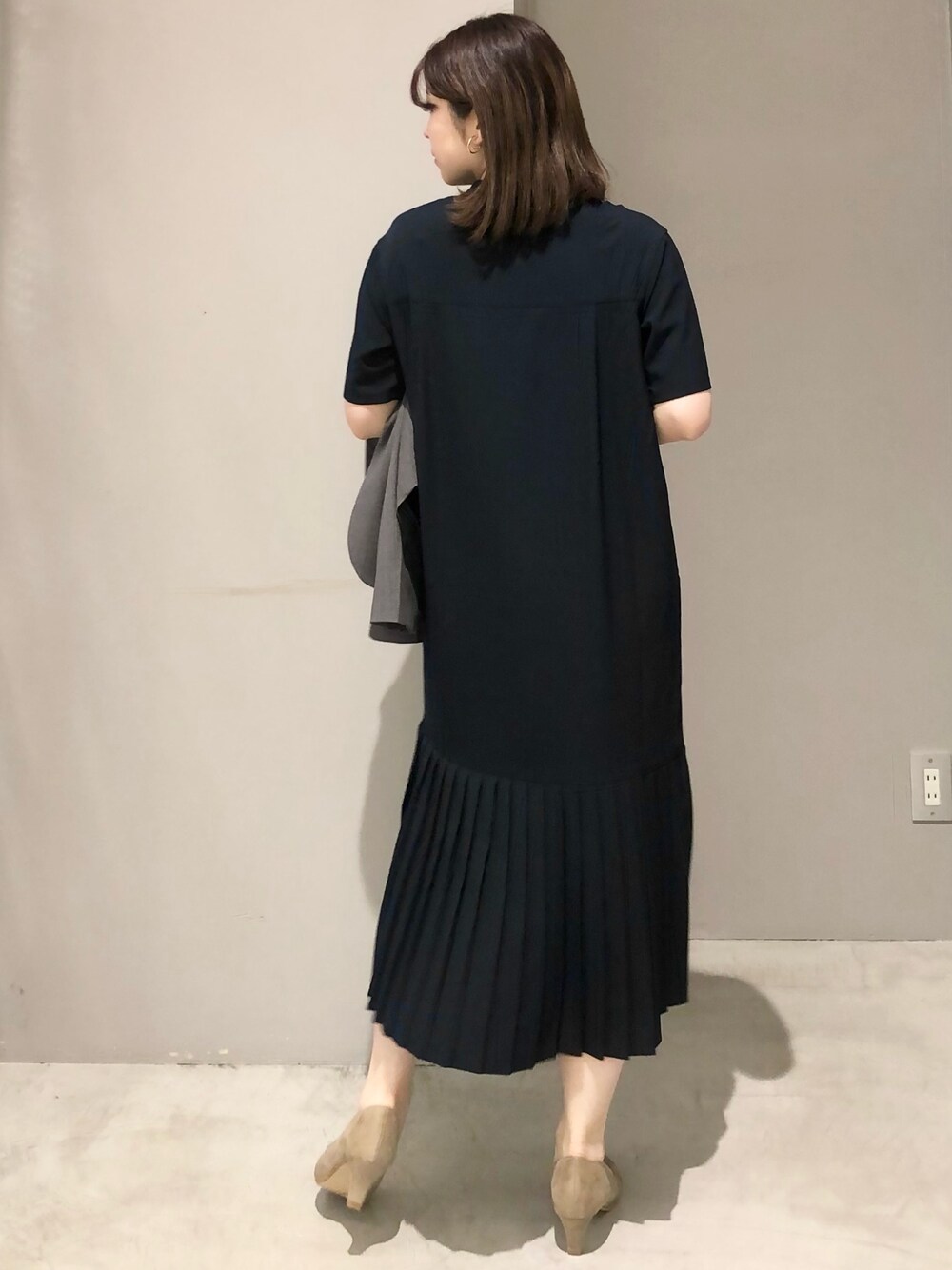 ブルー系のワンピース、ベージュ系のパンプス、ホワイト系のショルダーバッグを着用したレディースの春コーディネートの3枚目の写真