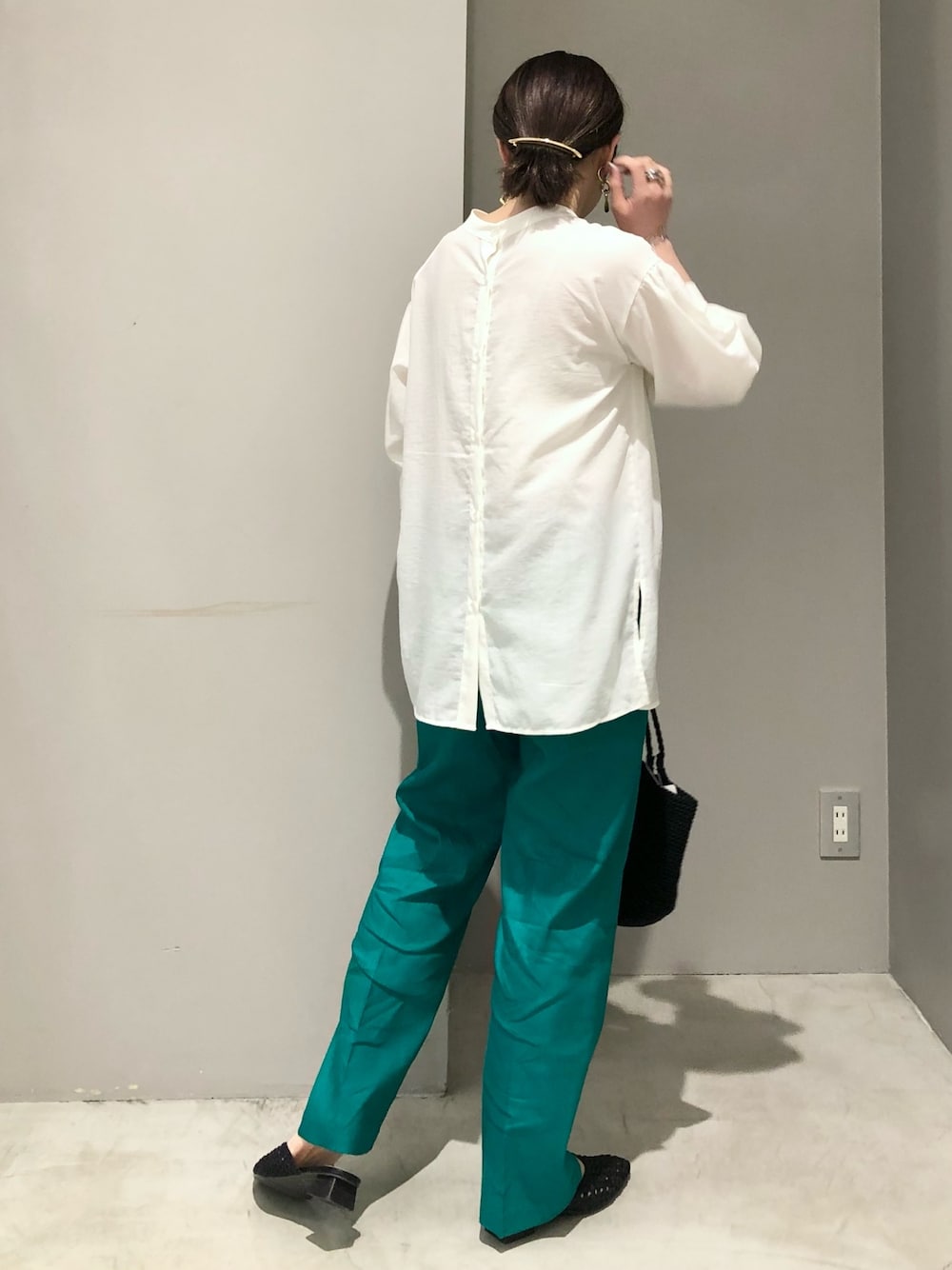 グリーン系のショルダーバッグ、グリーン系のその他パンツ、ブラック系のサンダルを着用したレディースの春コーディネートの2枚目の写真