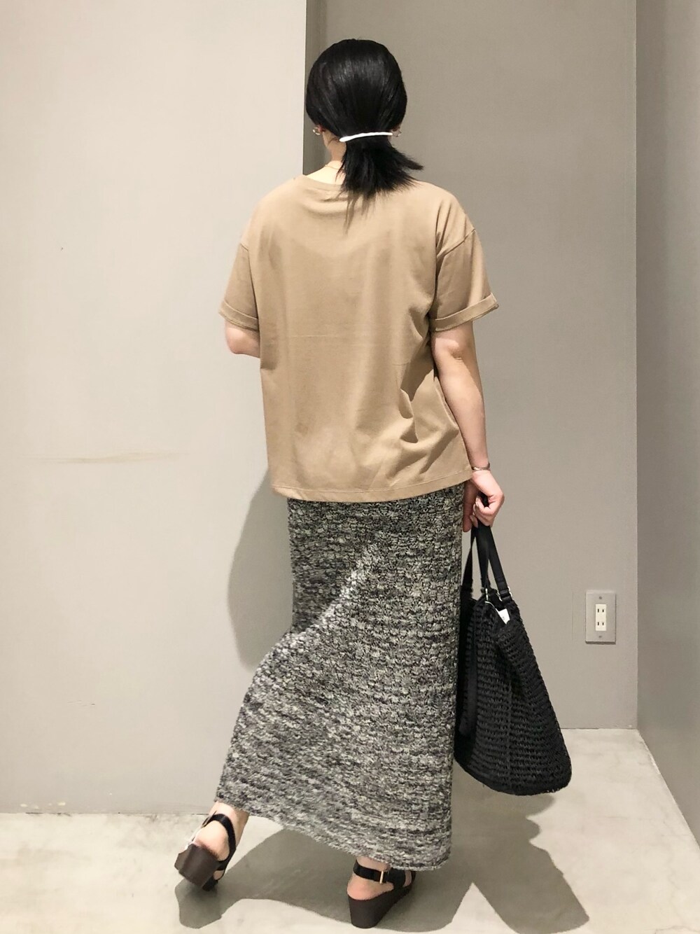 ベージュ系のTシャツ/カットソー、ブラック系のワンピース、ブラック系のトートバッグを着用したレディースの夏コーディネートの2枚目の写真