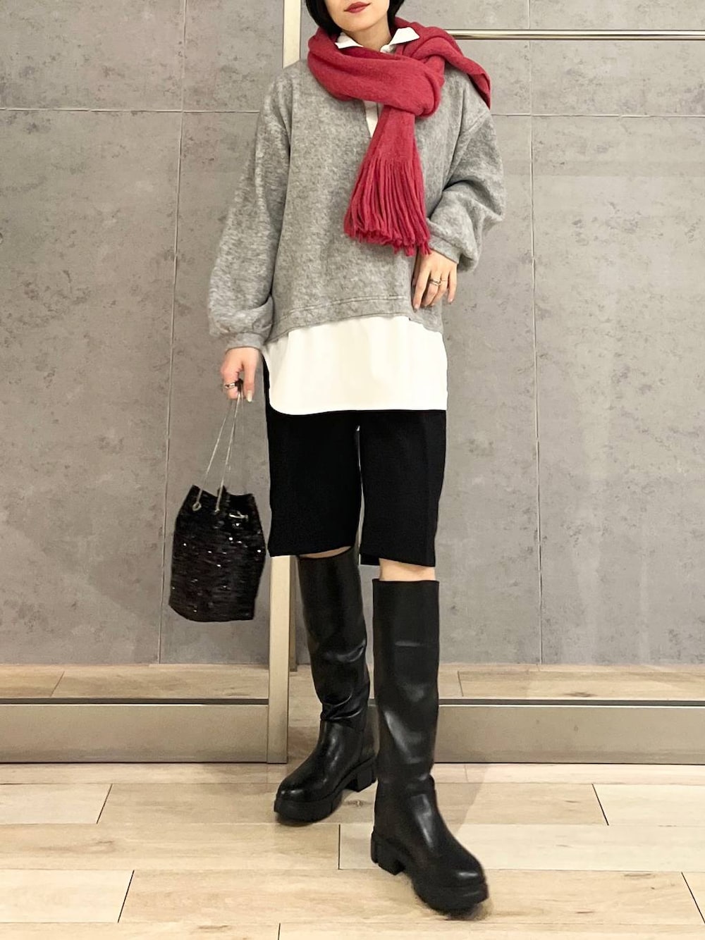 ブラック系のその他パンツ、ブラック系のブーツ、ブラック系のショルダーバッグを着用したレディースの冬コーディネートの1枚目の写真