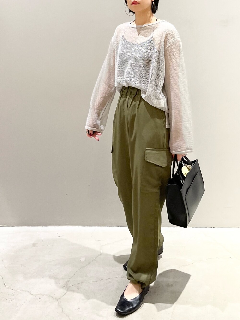 「LEPSIM、レプシィム(LEPSIM)、メッシュ、メッシュニット、ナイロンパンツ、カーゴパンツ、シアートップス、パンプス、ミリタリー、ショルダーバッグ、ハンドバッグ、キャミソール、きれいめカジュアル、シンプルコーデ、秋コーデ」｜「LEPSIMの4つの嬉しい機能付き！シアワセパンプス　295881（パンプス、ブラック系）」を使った、エムアイさん（レディース・162cm）の夏コーディネートの1枚目の写真