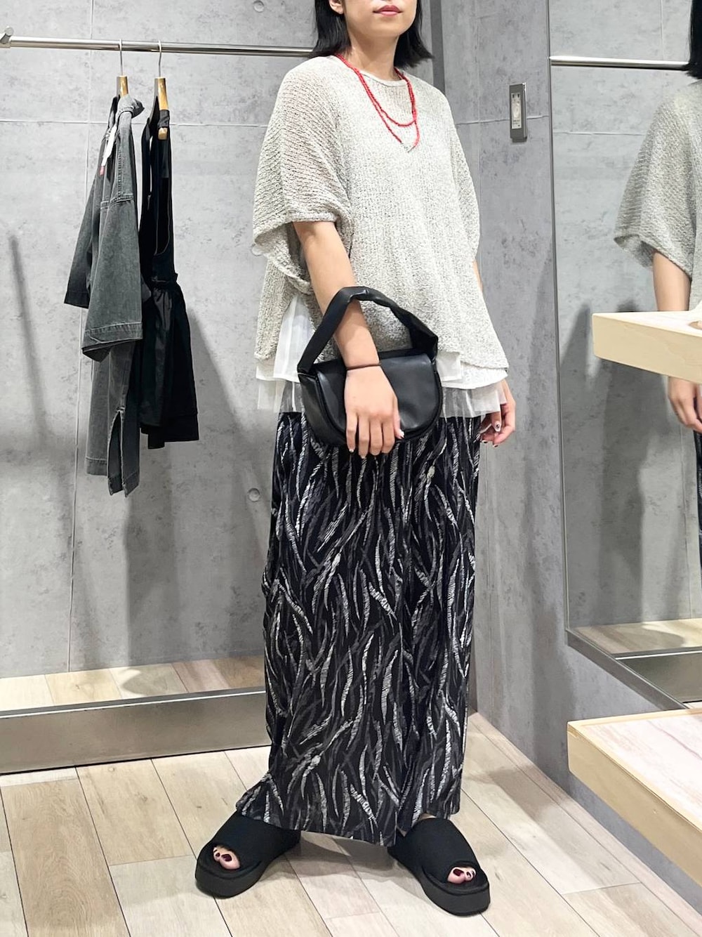 ブラック系のその他パンツ、ベージュ系のニット/セーター、ブラック系のサンダルを着用したレディースの夏コーディネートの1枚目の写真