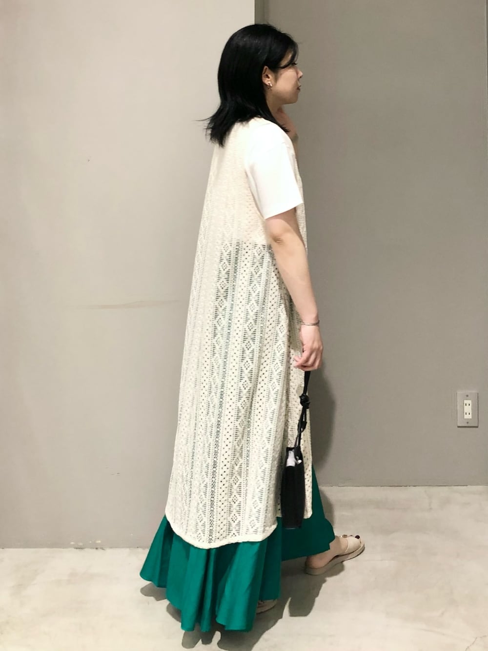 ホワイト系のTシャツ/カットソー、ホワイト系のその他アウター、グリーン系のスカートを着用したレディースの夏コーディネートの3枚目の写真