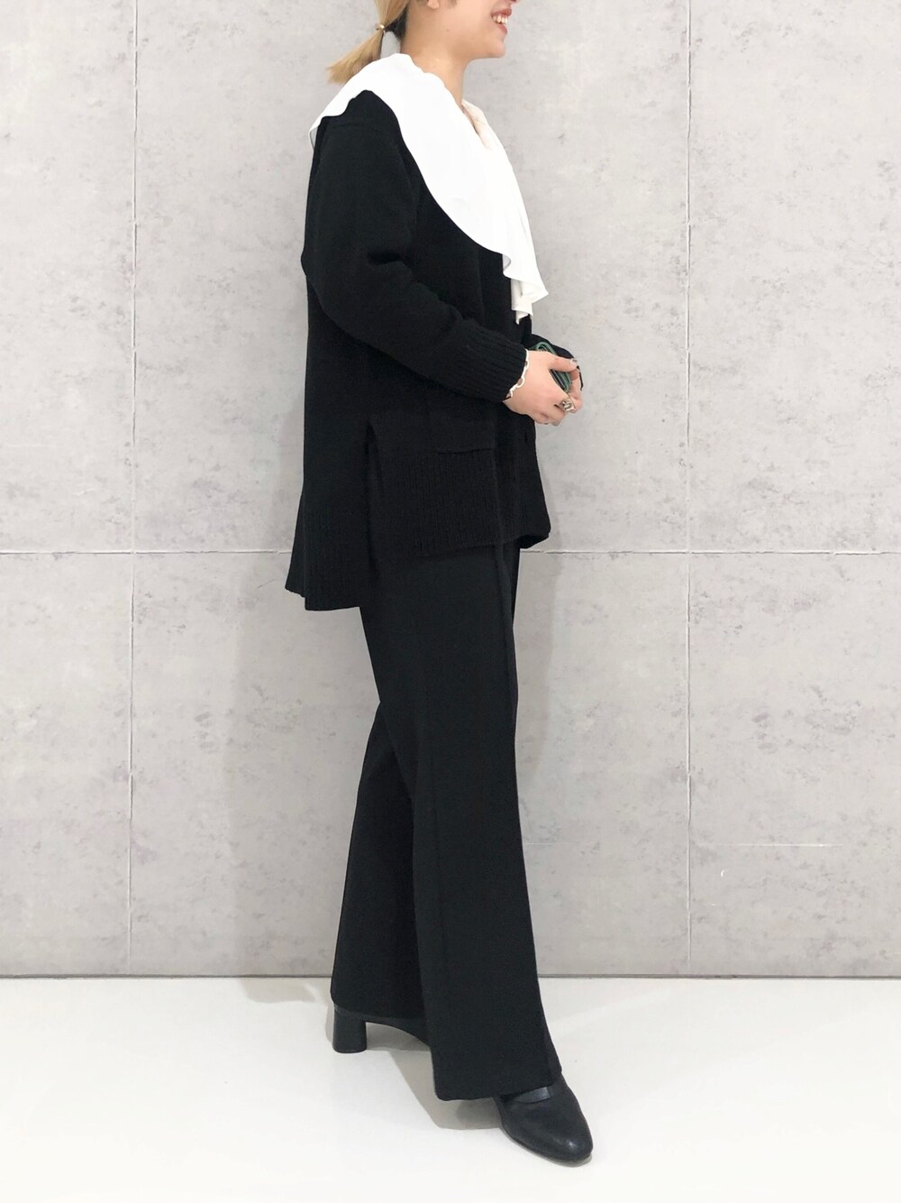 ブラック系のその他パンツ、ブラック系のブーツ、ホワイト系のシャツ/ブラウスを着用したレディースの冬コーディネートの3枚目の写真