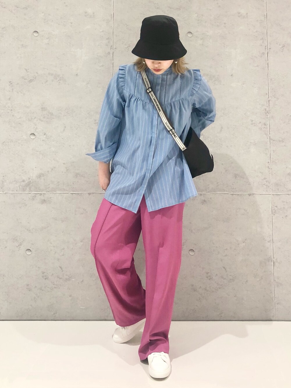 「LEPSIM、レプシィム(LEPSIM)、レプシィムのマタニティ、マタニティコーデ、ブラウス、柄シャツ、ハタラクパンツ、パンツスタイル、カラーパンツ、ストリート、ストリートコーデ、シアタープロダクツ(THEATRE PRODUCTS)、白スニーカー、春コーデ、スニーカーコーデ」｜「LEPSIMの嬉しい機能が付いたストレートパンツ[2022春夏]【ハタラク7DAYSパンツ】　256056（スラックス、ピンク系）」を使った、エムアイさん（レディース・162cm）の春コーディネートの5枚目の写真
