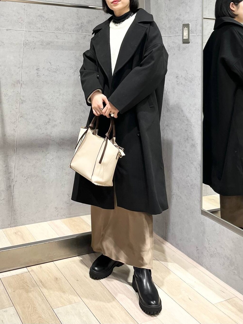 「カジュアル、モード、ベーシック/シンプル、デート/ロマンティック、楽ちんコーデ、女子会、ロングスカート、冬コーデ、ショルダーバッグ、軽量、きれいめカジュアル_LEPSIM、LEPSIM、アウター、ニット、ウーリーテック」｜「LEPSIMのウーリーダブルロングコート　183990（チェスターコート、ブラック系）」を使った、エムアイさん（レディース・162cm）の冬コーディネートの1枚目の写真