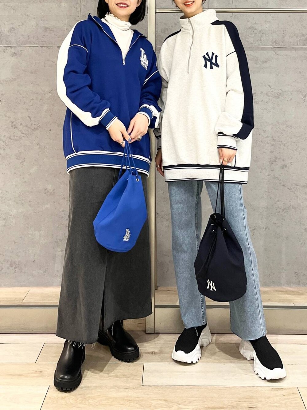 グレー系のTシャツ/カットソー、ブルー系のTシャツ/カットソー、ホワイト系のTシャツ/カットソーを着用したレディースの冬コーディネートの1枚目の写真