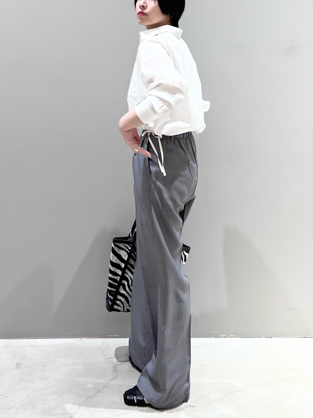 「LEPSIM、レプシィム(LEPSIM)、シャツスタイル、ショート丈トップス、ハイウエスト、スラックス、春コーデ、春服みてみて、モノトーン、オフィスカジュアル、モード、ゼブラ柄、トートバッグ、大人カジュアル、グルカサンダル」｜「LEPSIMのドロストショートシャツ　187118（シャツ/ブラウス、ホワイト系）」を使った、エムアイさん（レディース・162cm）の春コーディネートの1枚目の写真