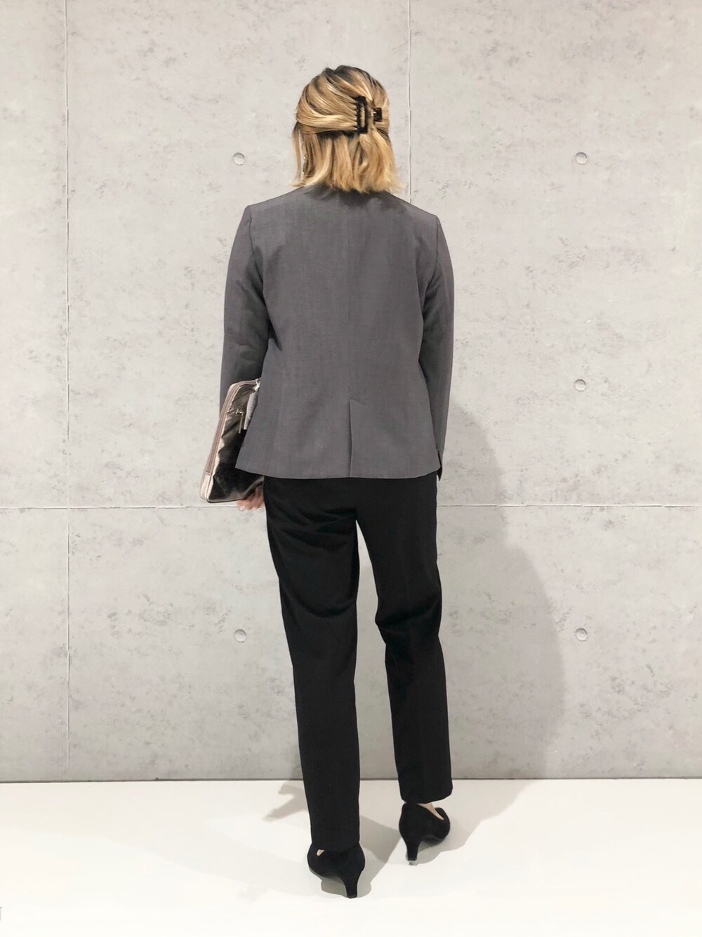 ブラック系のその他パンツ、ブラック系のパンプス、グレー系のノーカラージャケットを着用したレディースの冬コーディネートの3枚目の写真