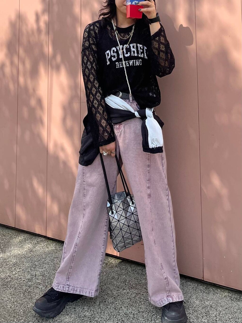 パープル系のデニムパンツ、ブラック系のTシャツ/カットソー、ホワイト系のネックレスを着用したレディースの春コーディネートの1枚目の写真