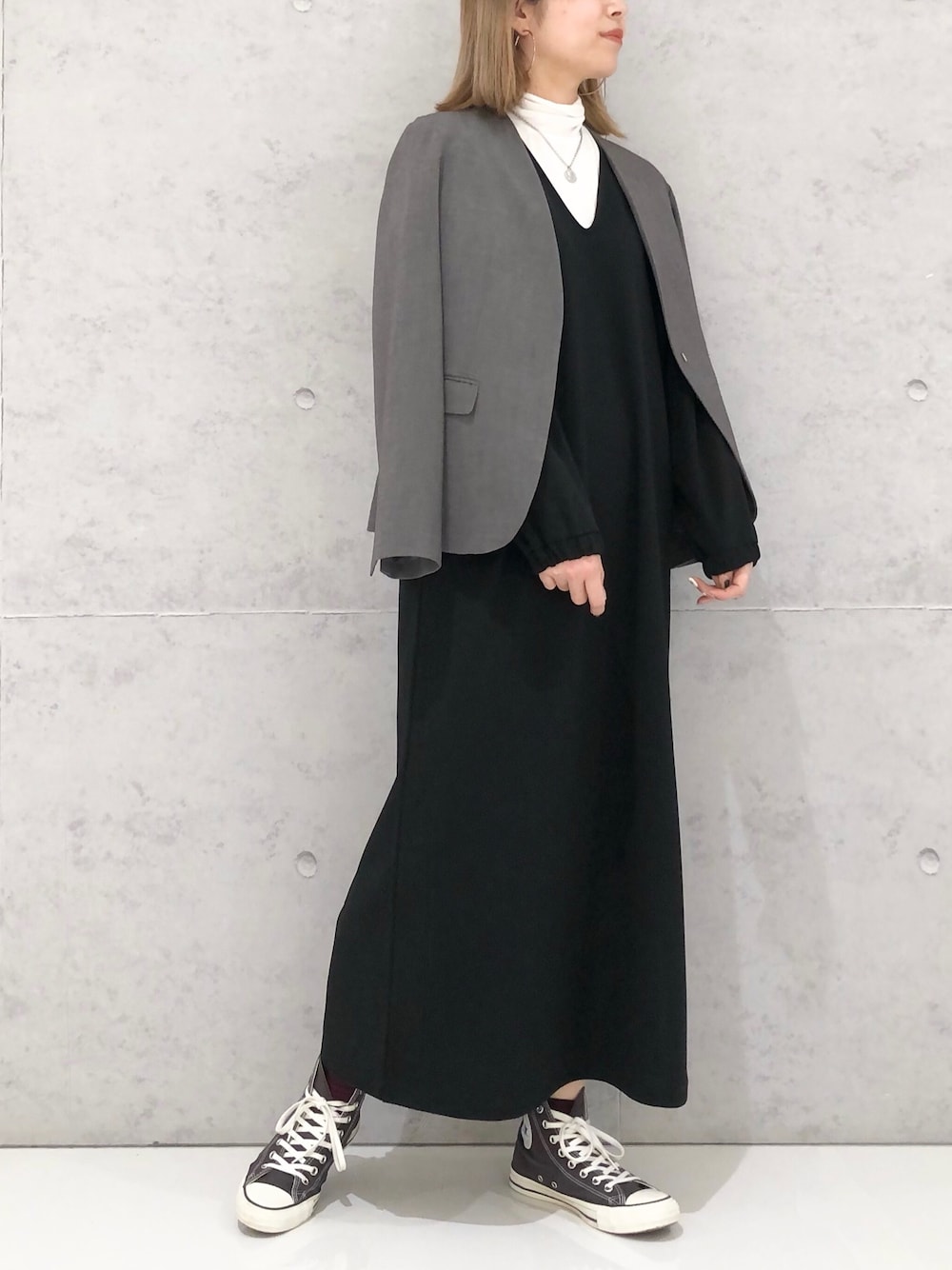 「LEPSIM、レプシィム(LEPSIM)、ジャケット、ジャケットスタイル、着回しコーデ、ワンピース、ロングワンピース、シアートップス、コインネックレス、スニーカー、コンバース、converse、レイヤードスタイル、シンプルコーデ、フォーマル」｜「LEPSIMの【選べる丈シリーズ】フカVネックカットワンピース　261246（ワンピース、ブラック系）」を使った、エムアイさん（レディース・162cm）の春コーディネートの1枚目の写真