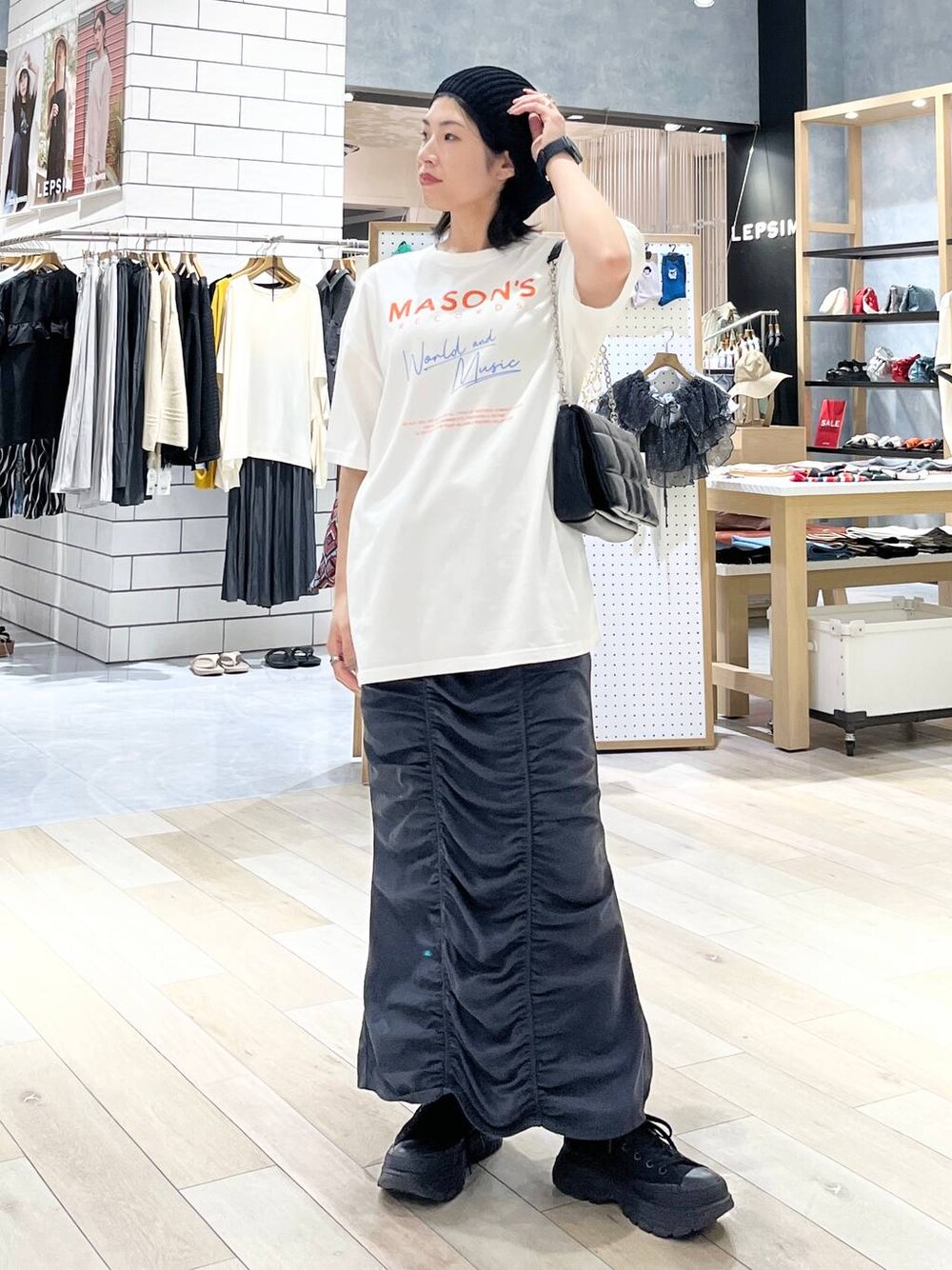 「ロングスカート、カジュアル、モード、ベーシック/シンプル、デート/ロマンティック、楽ちんコーデ、女子会、きれいめカジュアル_LEPSIM、LEPSIM、Tシャツ、スカート、ニット帽、ショルダーバッグ、バッグ、夏コーデ」｜「LEPSIMのパデット2WAYショルダー　103831（ショルダーバッグ、ブラック系）」を使った、エムアイさん（レディース・162cm）の夏コーディネートの1枚目の写真