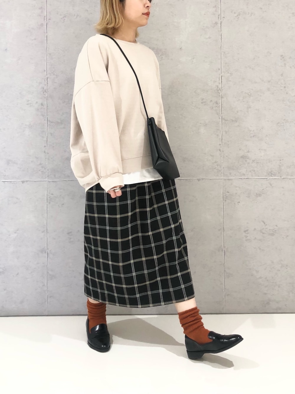 「LEPSIM、レプシィム(LEPSIM)、マタニティ、マタニティコーデ、マタニティファッション、トレーナー、スウェット、スカート、チェックスカート、ローファー、ローファー×靴下、オレンジソックス、シンプルコーデ、大人カジュアル、冬コーデ」｜「LEPSIMのマタニティ／チェックナロースカート　215918（マタニティウェア/グッズ、ブラック系）」を使った、エムアイさん（レディース・162cm）の冬コーディネートの3枚目の写真