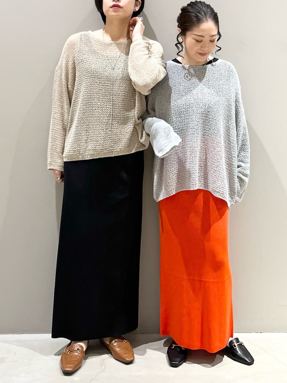 「LEPSIM、レプシィム(LEPSIM)、ニット、シアーニット、メッシュ、メッシュニット、ニットスカート、ローファー、春服みてみて、春コーデ、ベージュ、スリットスカート、オレンジ、きれいめカジュアル、大人カジュアル」｜「LEPSIMの5ゲージメッシュプルオーバー　191384（ニット/セーター、グレー系）」を使った、エムアイさん（レディース・162cm）の春コーディネートの1枚目の写真
