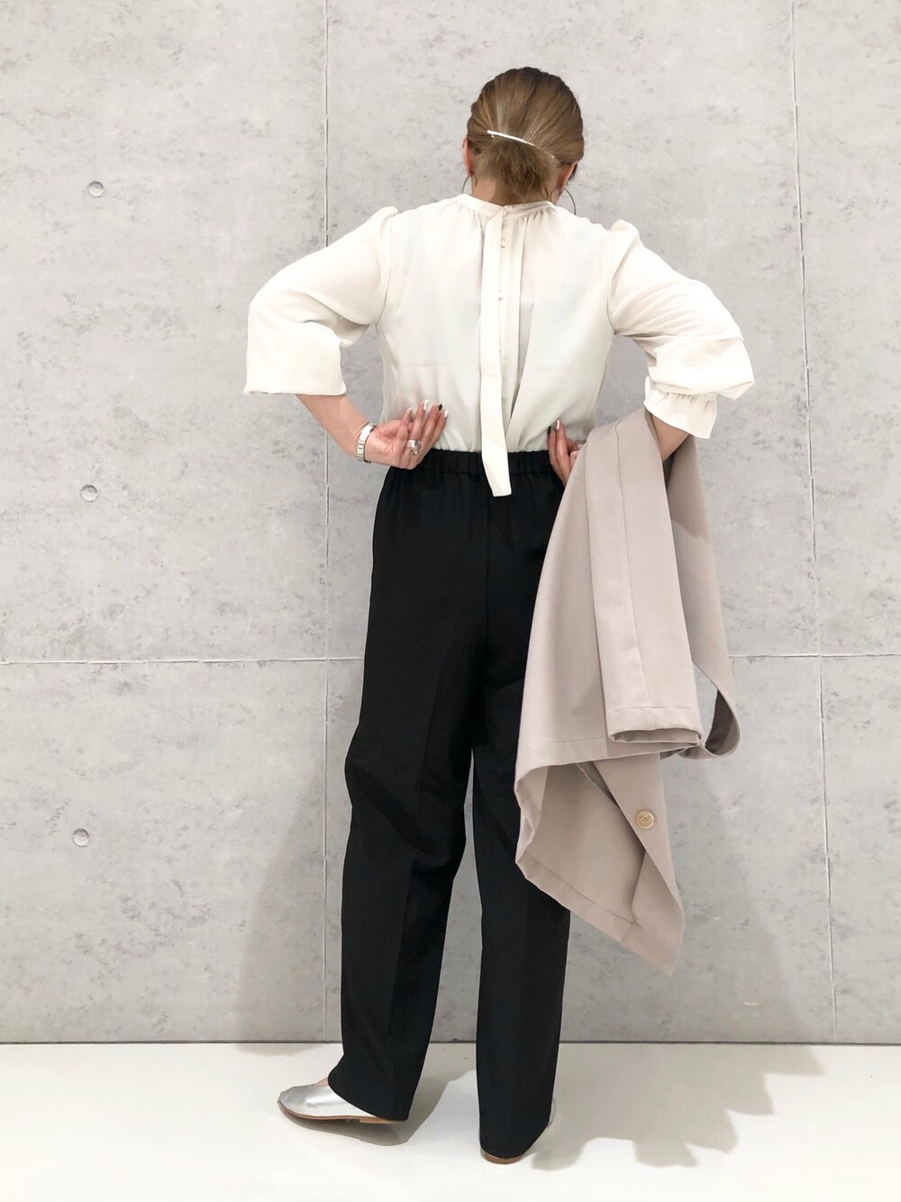 シルバー系のパンプス、ホワイト系のシャツ/ブラウス、ベージュ系のその他アウターを着用したレディースの春コーディネートの5枚目の写真