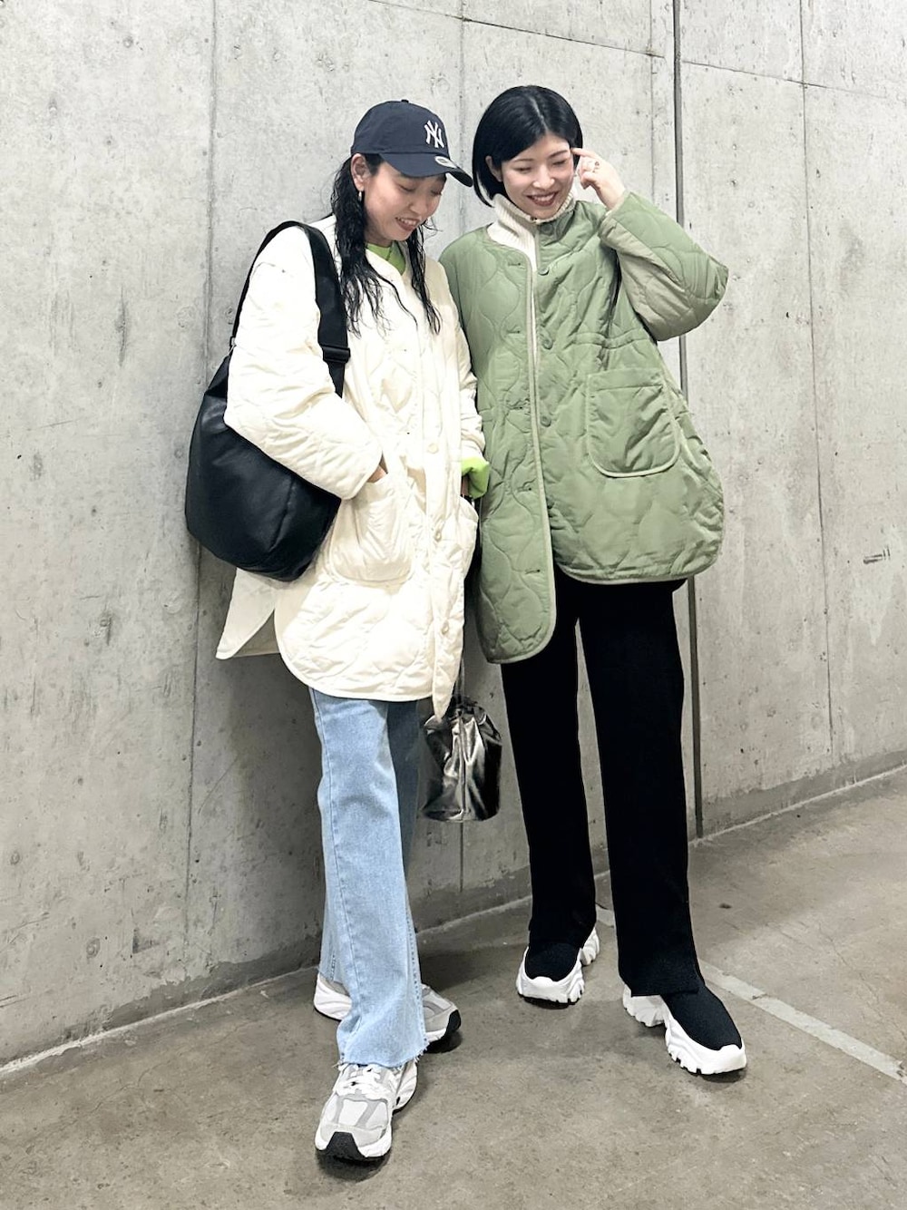 ブラック系のその他パンツ、ブラック系のその他アウター、グリーン系のその他アウターを着用したレディースの冬コーディネートの1枚目の写真
