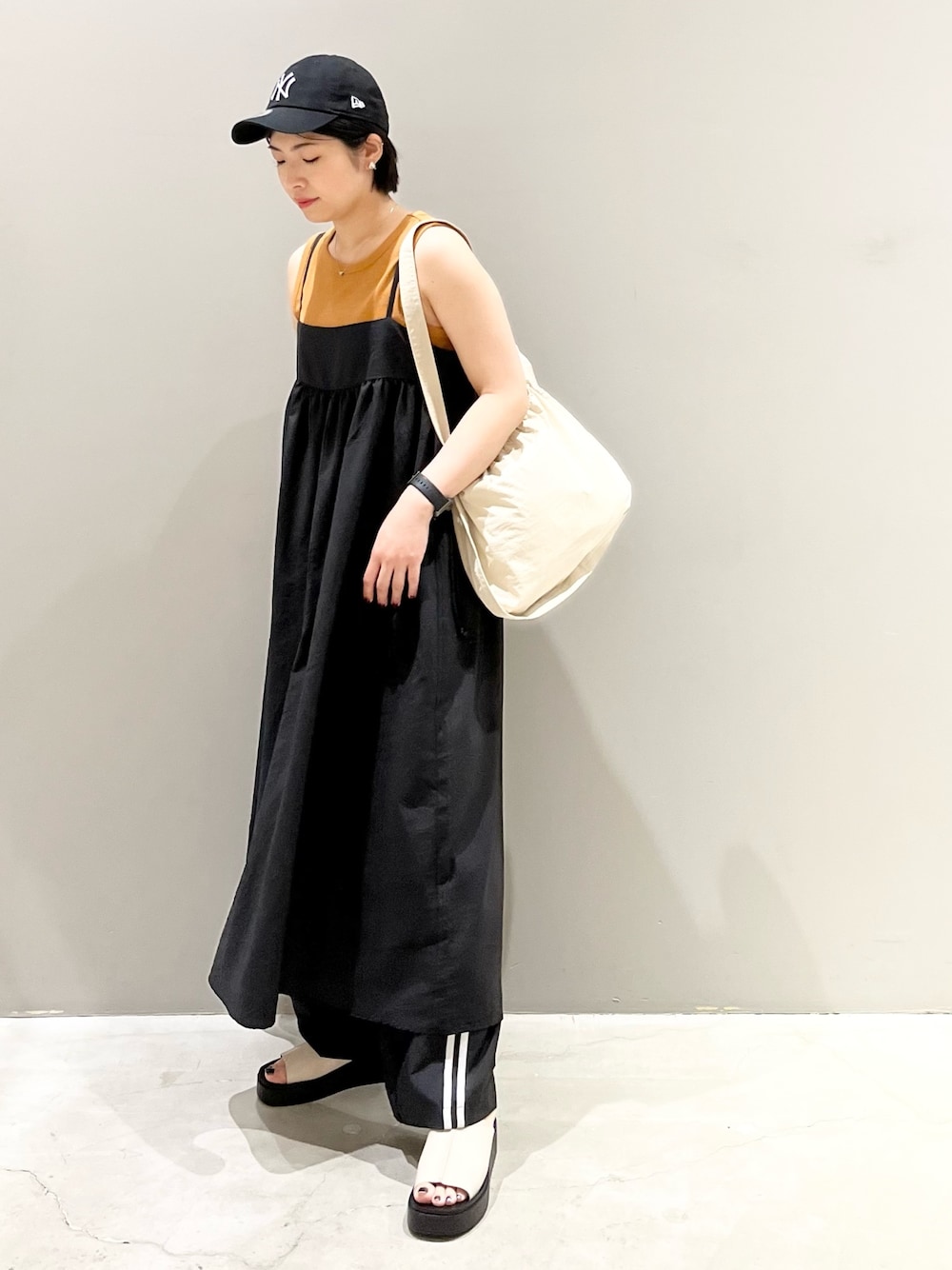 「LEPSIM、レプシィム(LEPSIM)、キャップ、モノトーン、ストリート、ワンピース、ラインパンツ、厚底シューズ、ショルダーバッグ、オトナカジュアル、NEW ERA、キャミワンピ、厚底サンダル、スポーティ、楽チンコーデ」｜「LEPSIMのラインパンツ（パンツ、ブラック系）」を使った、エムアイさん（レディース・162cm）の夏コーディネートの1枚目の写真