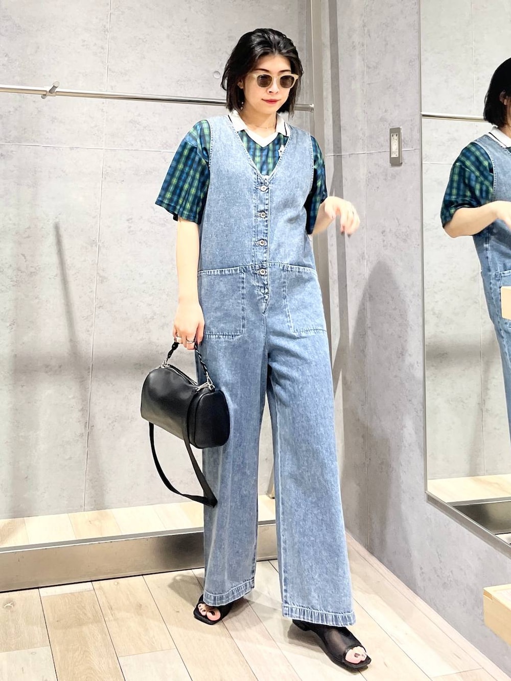 「カジュアル、モード、ベーシック/シンプル、デート/ロマンティック、楽ちんコーデ、女子会、きれいめカジュアル_LEPSIM、LEPSIM、おでかけ、シンプルコーデ、Kappa、シャツ、シャツスタイル、デニムワンピース、サンダル」｜「LEPSIMのシアーフラットサンダル　323224（サンダル、ブラック系）」を使った、エムアイさん（レディース・162cm）の夏コーディネートの1枚目の写真