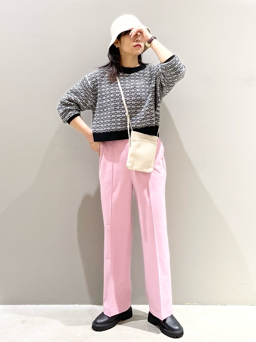 「LEPSIM、レプシィム(LEPSIM)、ニット、ショート丈トップス、カラーパンツ、ピンク、フェルトハット、ショルダーバッグ、ブーツ、きれいめカジュアル、秋冬コーデ、レザー、大人カジュアル、カラーコーデ、シンプルコーデ」｜「LEPSIMのソフトスマホショルダー（バッグ、シルバー系）」を使った、エムアイさん（レディース・162cm）の秋コーディネートの1枚目の写真