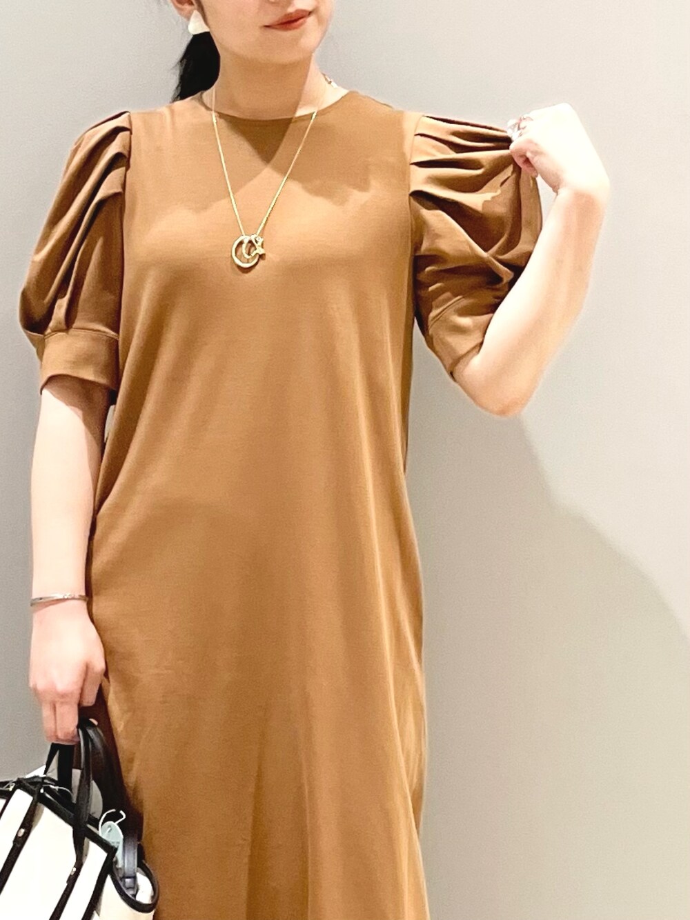 ブラウン系のワンピース/ドレス、ホワイト系のバッグ、ホワイト系のサンダルを着用したレディースの夏コーディネートの4枚目の写真