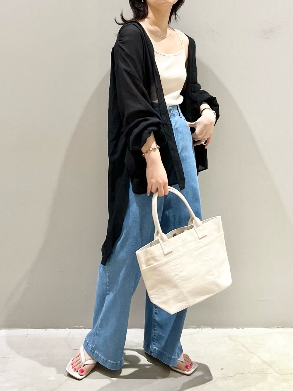「LEPSIM、レプシィム(LEPSIM)、シアーシャツ、シアートップス、niko and ...、キャミソール、デニム、デニムパンツ、トートバッグ、キャンバストート、トングサンダル、RAGEBLUE、ブレスレット、夏コーデ、シンプルコーデ」｜「LEPSIMのキャンバスBASICトートバッグ [M]　276767（トートバッグ、ホワイト系）」を使った、エムアイさん（レディース・162cm）の夏コーディネートの1枚目の写真