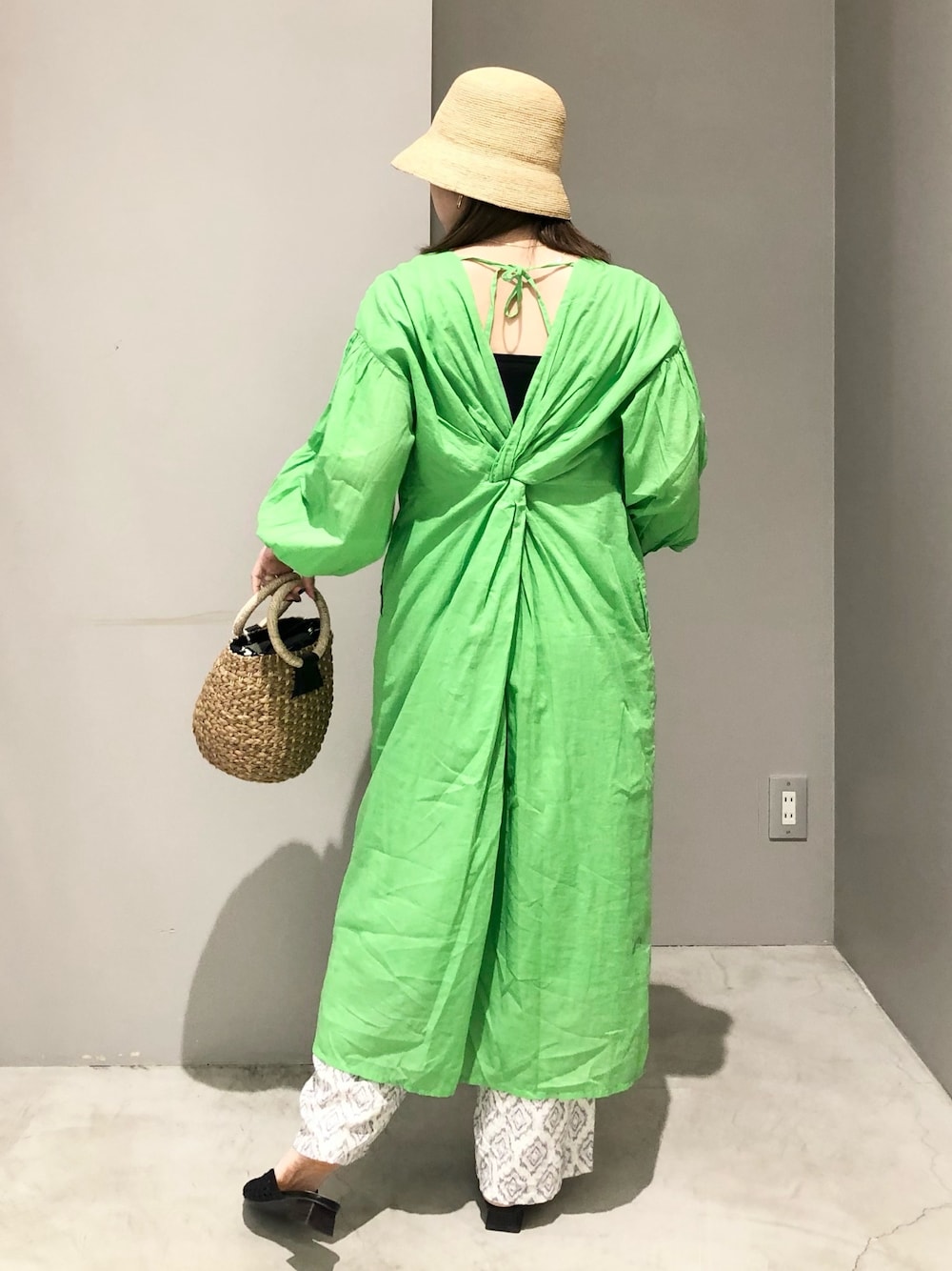 ブラック系のかごバッグ、グレー系のその他パンツ、ブラック系のサンダルを着用したレディースの春コーディネートの1枚目の写真