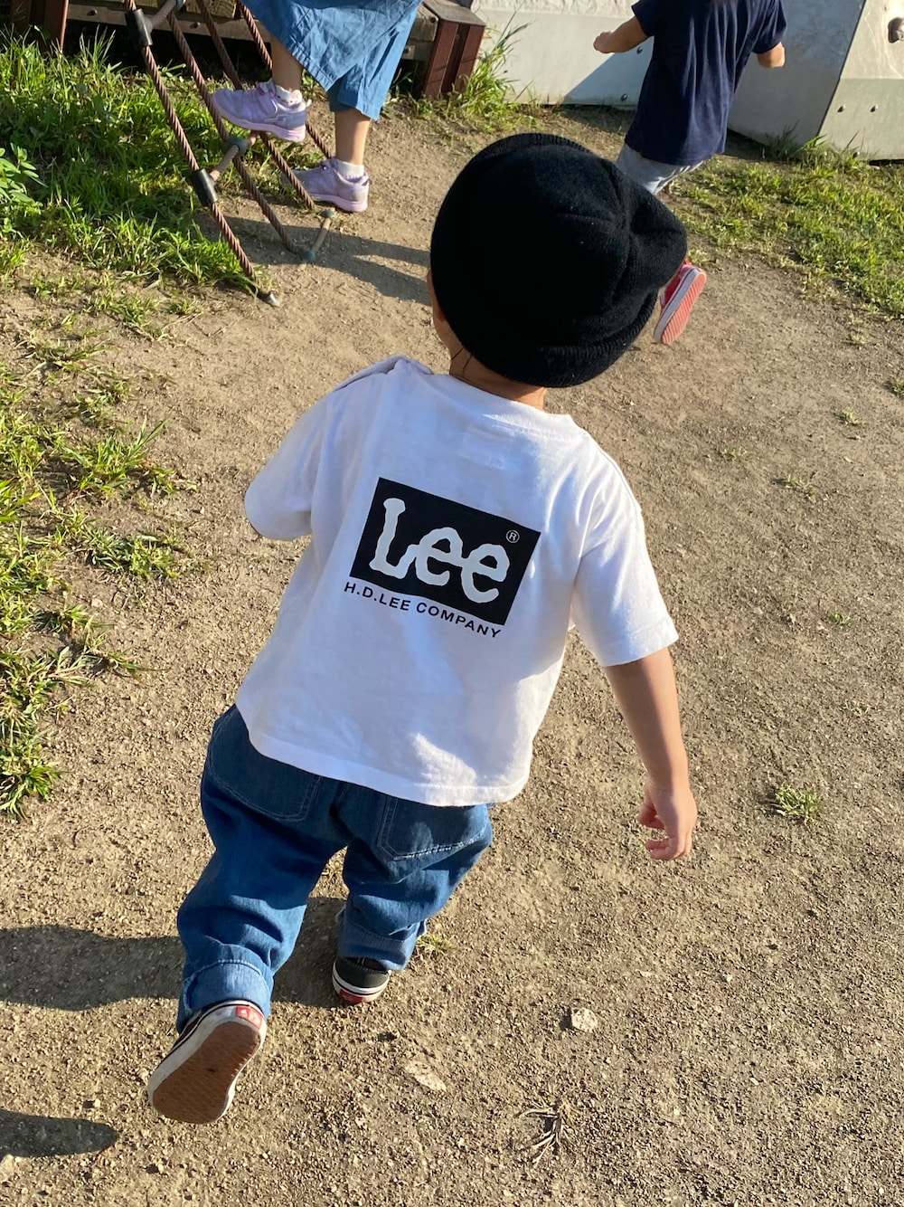 「Leeのアイテム（Tシャツ/カットソー、ホワイト系）」を使った、あおいさん（メンズ・90cm）の秋コーディネートの1枚目の写真