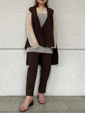 「アイテム（ダウンベスト、ブラウン系）」を使った、五十嵐 あやさん（レディース・159cm）の夏コーディネート