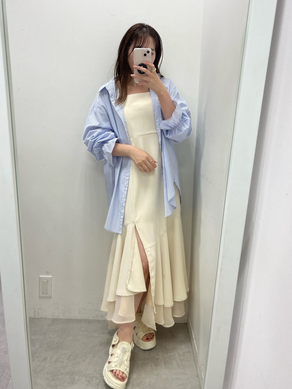 ブルー系のワンピース、ホワイト系のシャツ/ブラウス、ホワイト系のサンダルを着用したレディースの夏コーディネートの1枚目の写真