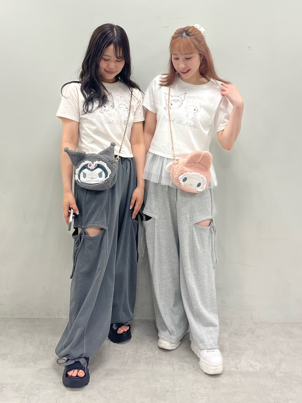 ホワイト系のTシャツ/カットソー、グレー系のスウェットパンツ、ホワイト系のキャミソールを着用したレディースの夏コーディネートの1枚目の写真