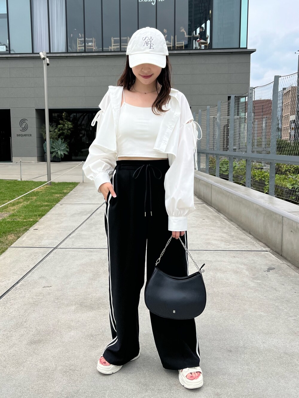 ホワイト系のシャツ/ブラウス、ブラック系のその他パンツ、ホワイト系のショルダーバッグを着用したレディースの夏コーディネートの1枚目の写真