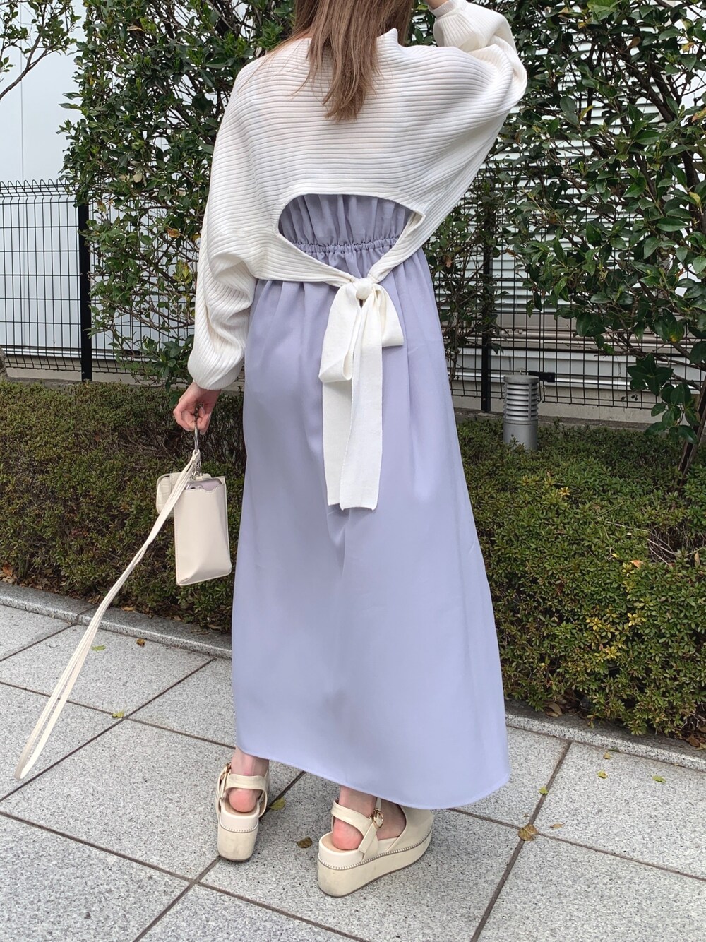 ホワイト系のカーディガン/ボレロ、ブルー系のワンピース、ホワイト系のショルダーバッグを着用したレディースの春コーディネートの2枚目の写真