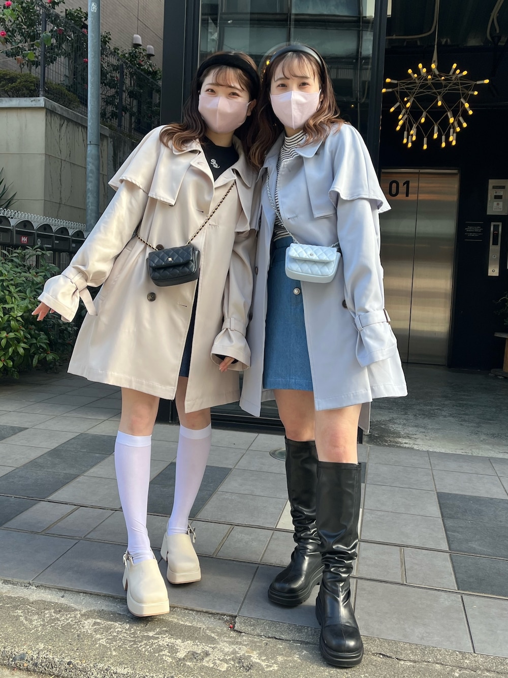 ブルー系のトレンチコート、ブルー系のスカートを着用したレディースの冬コーディネートの1枚目の写真