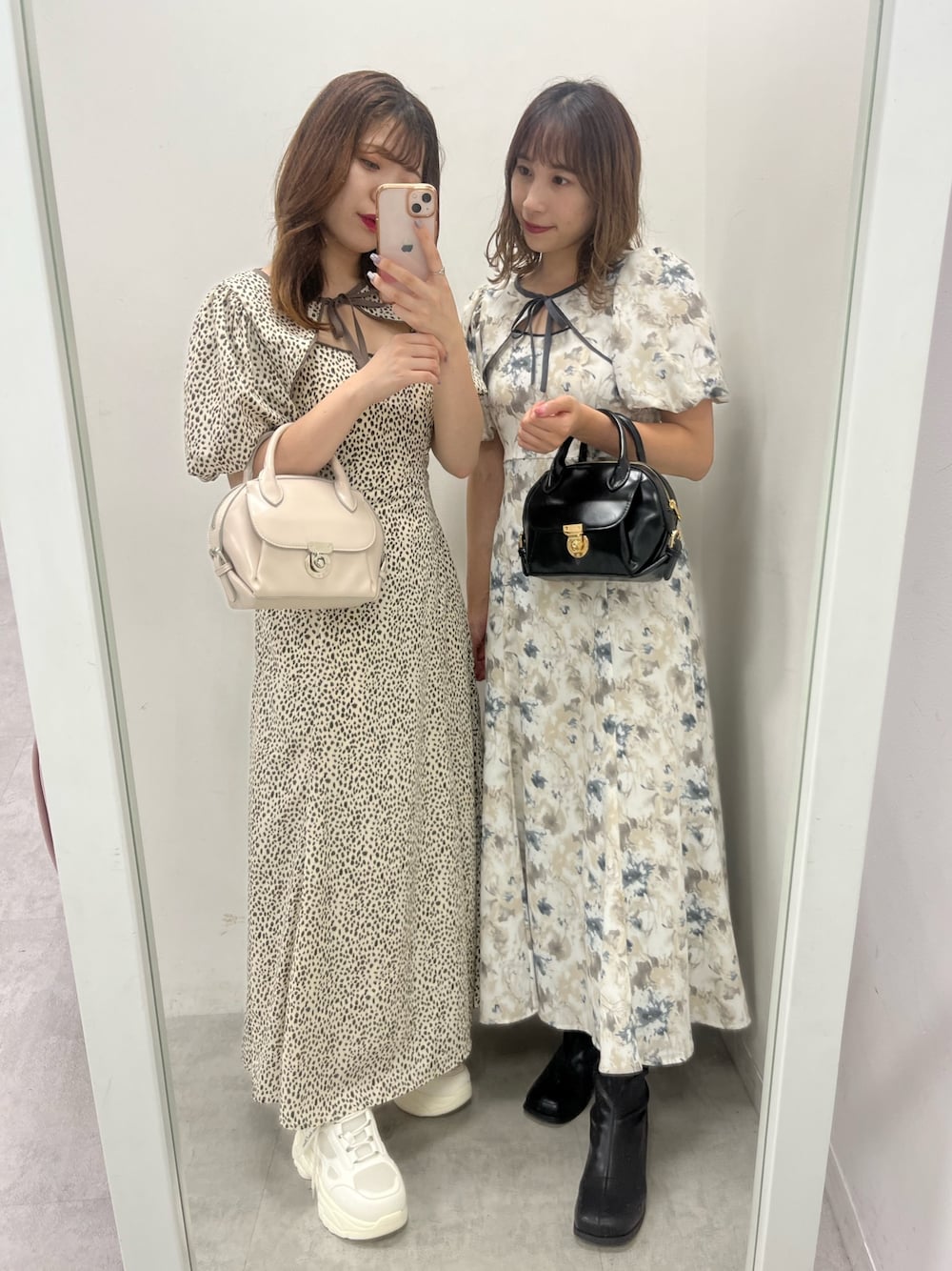 ホワイト系のショルダーバッグ、グレー系のワンピース、ブラック系のブーツを着用したレディースの夏コーディネートの1枚目の写真