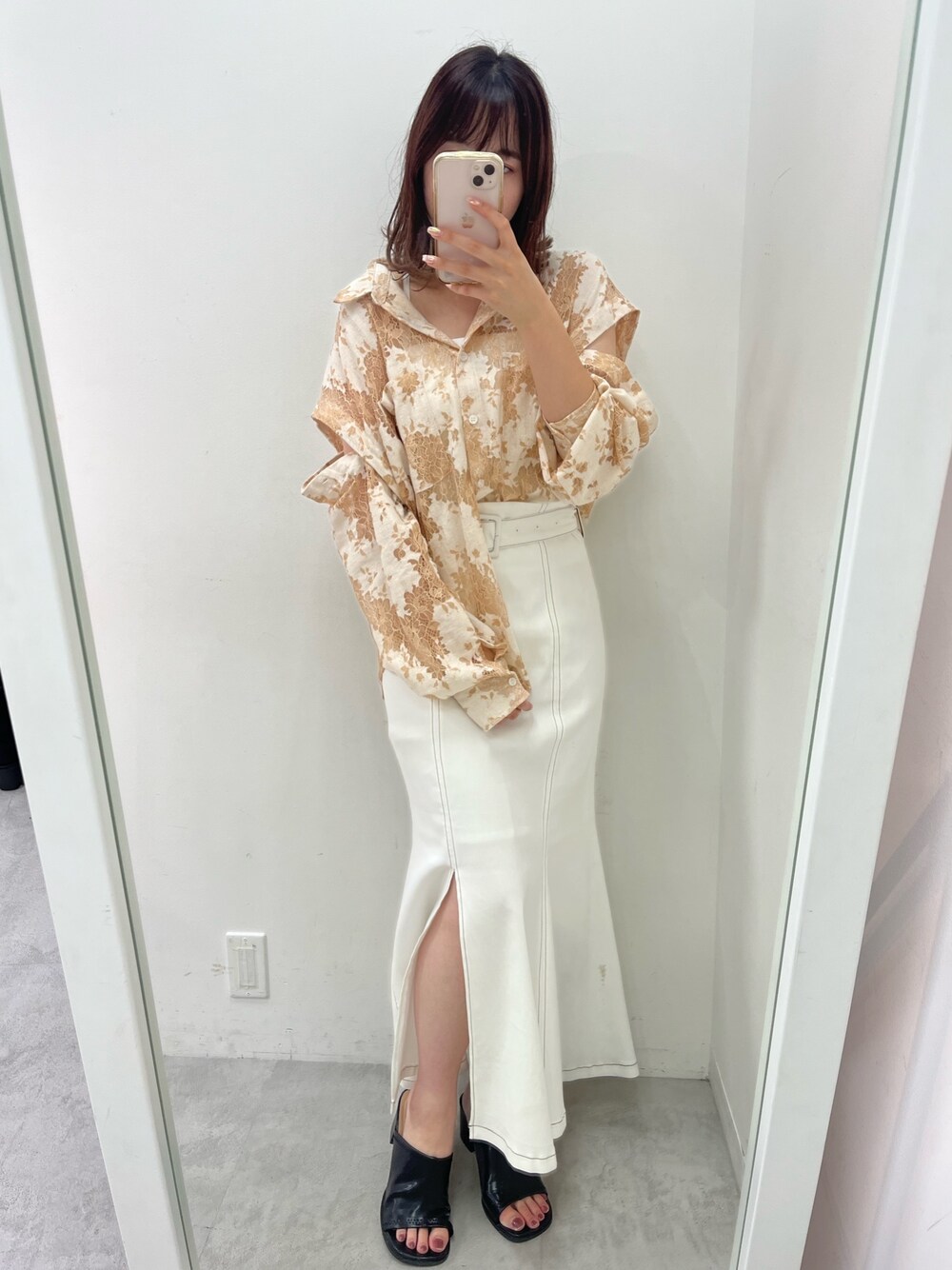 ベージュ系のシャツ/ブラウス、ホワイト系のスカート、ブラック系のサンダルを着用したレディースの夏コーディネートの1枚目の写真