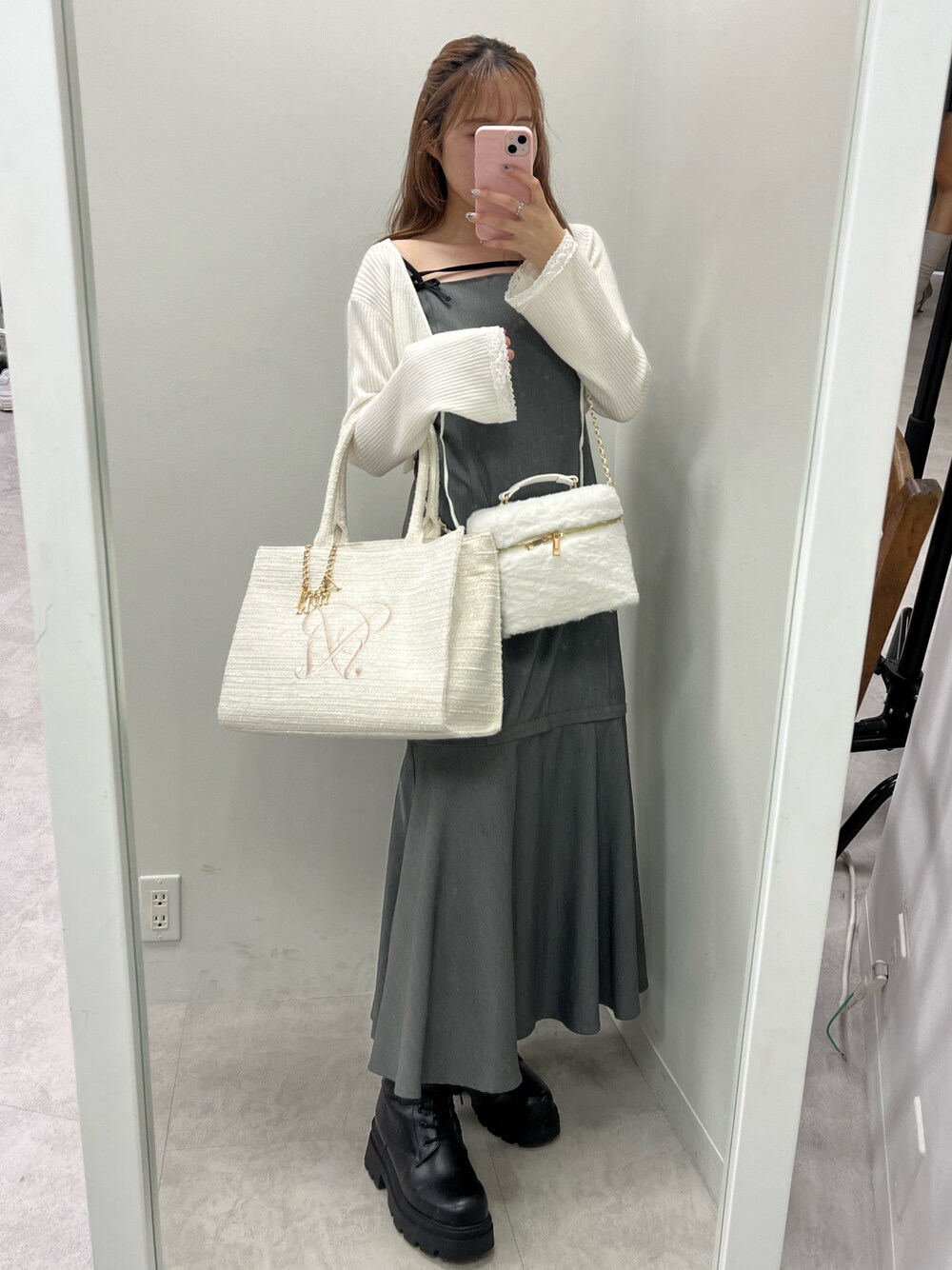 ホワイト系のトートバッグ、ホワイト系のショルダーバッグ、グレー系のワンピースを着用したレディースの秋コーディネートの1枚目の写真