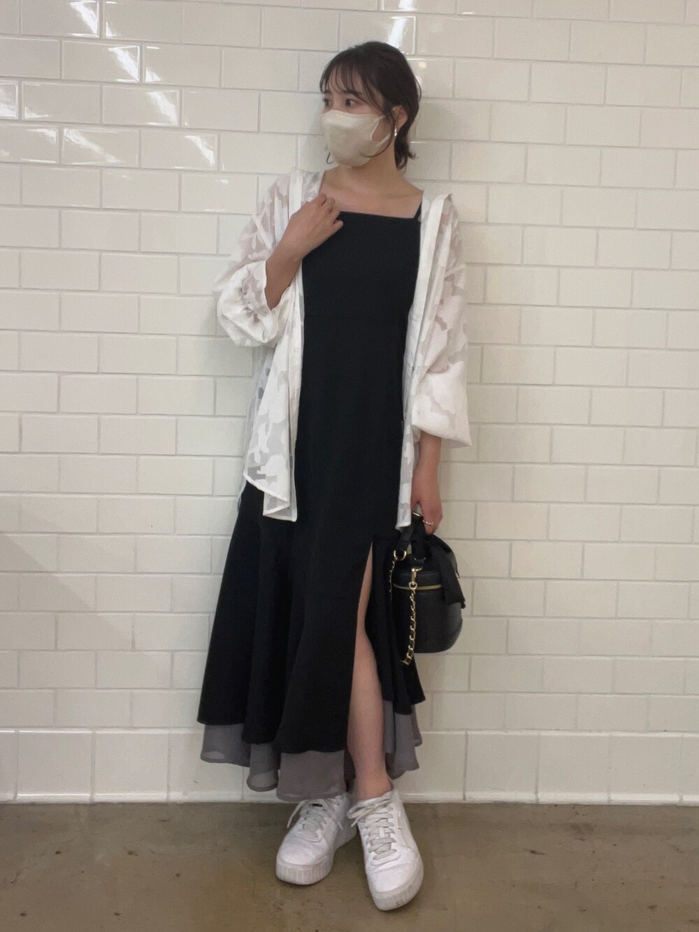 ブルー系のワンピース、ホワイト系のシャツ/ブラウス、ブラック系のショルダーバッグを着用したレディースの春コーディネートの1枚目の写真