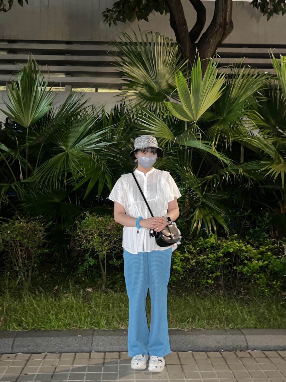 「秋のコーデ、ootd、日系極簡、niko and ...、Vivienne Westwood、blue、fashion、crocs、夏コーデ、街頭穿搭」｜「niko and...のオリジナルリバーシブルハット（ハット、ベージュ系）」を使った、𝖒𝖒𝖎𝖈𝖍𝖊𝖑𝖑𝖊𝖈さん（レディース・163cm）の秋コーディネートの1枚目の写真